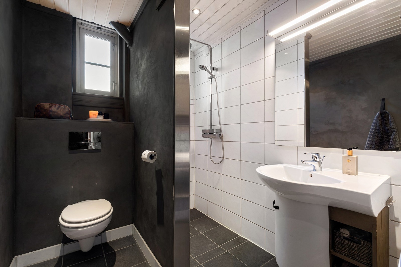 Pent bad med smakfulle flisvalg og moderne innredning som gir et harmonisk og helheltlig inntrykk. Galleribilde