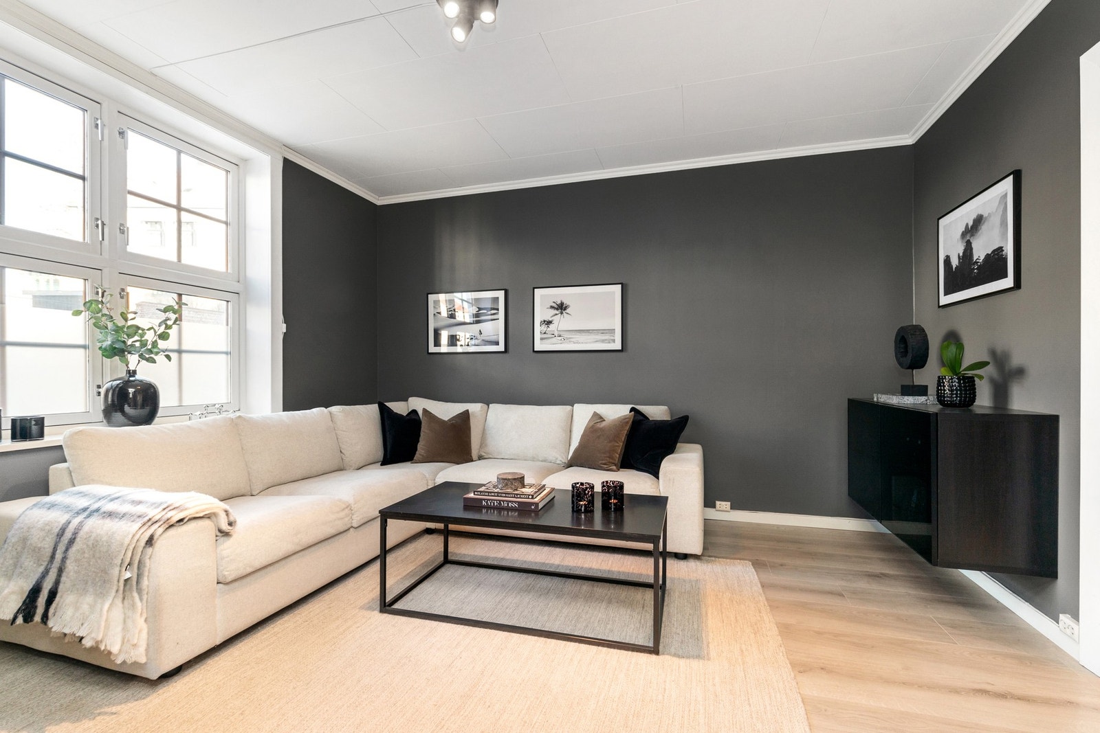 Generøse vindusflater som slipper inn godt med naturlig lys. Høyde fra vinduskarm og ned til bakkeplan ca. 150 cm. Galleribilde