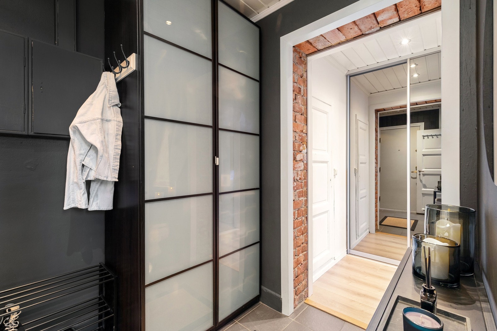 Entréen er tiltalende, med god plass til oppbevaring av sko og yttertøy i medfølgende garderobeskap. Galleribilde