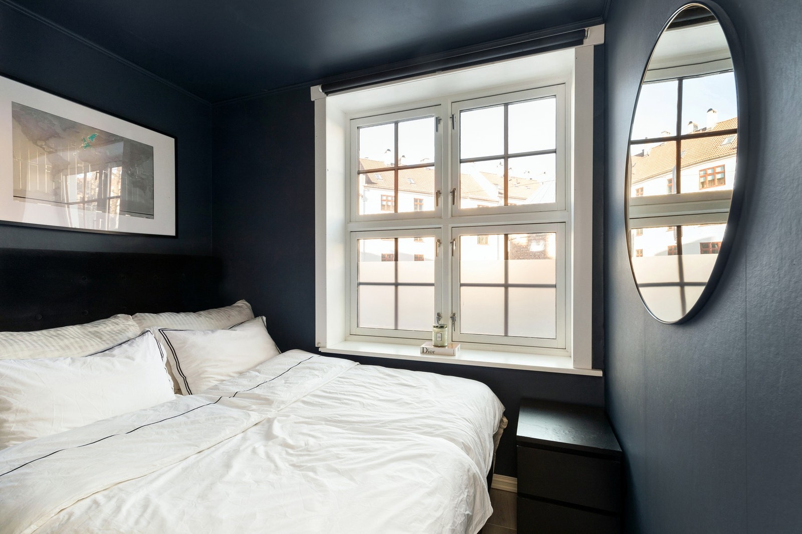 Moderne farge som står i stil med resten av leiligheten. Høyde fra vinduskarm og ned til bakkeplan ca. 150 cm. Galleribilde