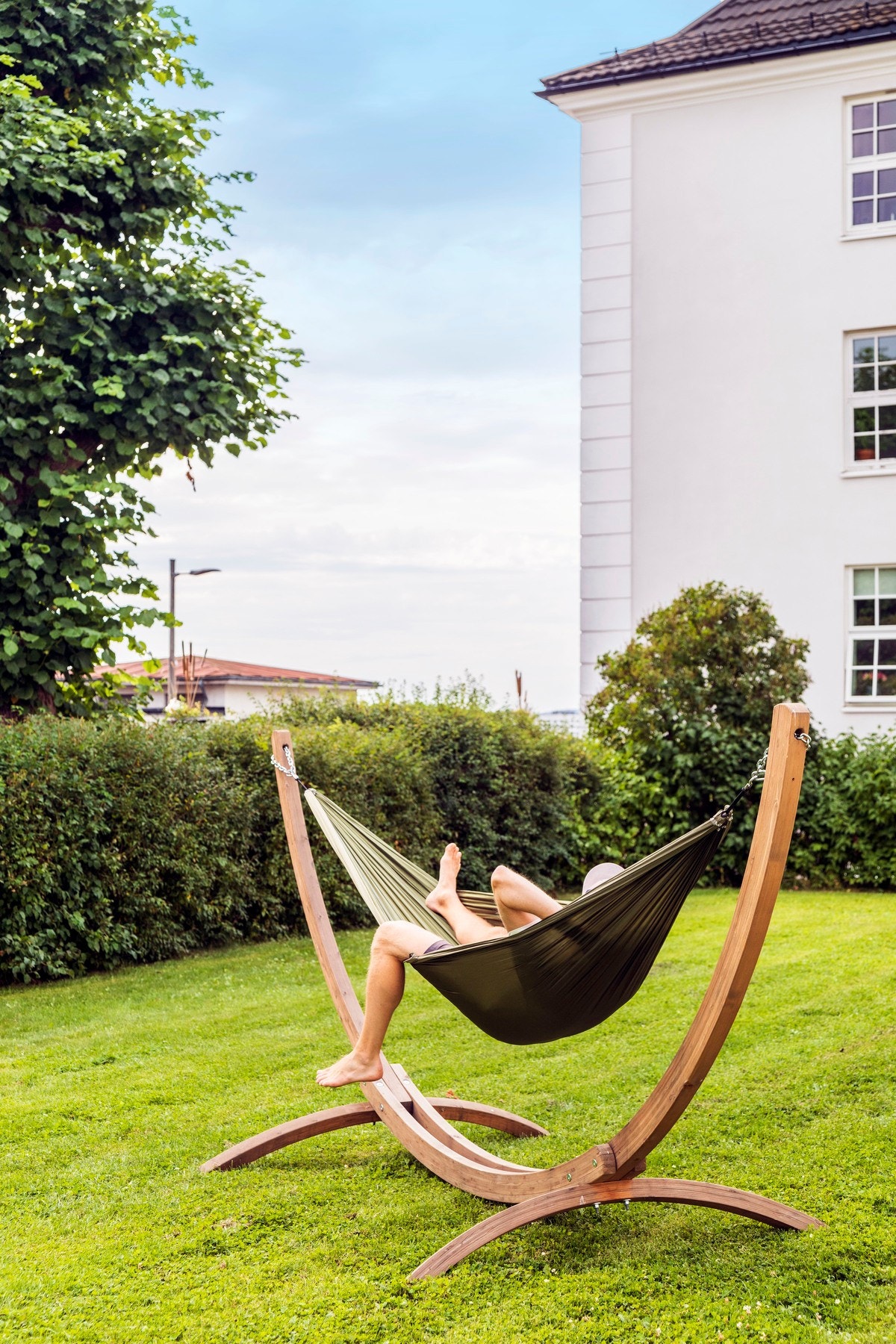 Borettslaget har kjøpt hengekøyestativ, som beboerne kan bruke fritt med sine private hengekøyer. Galleribilde