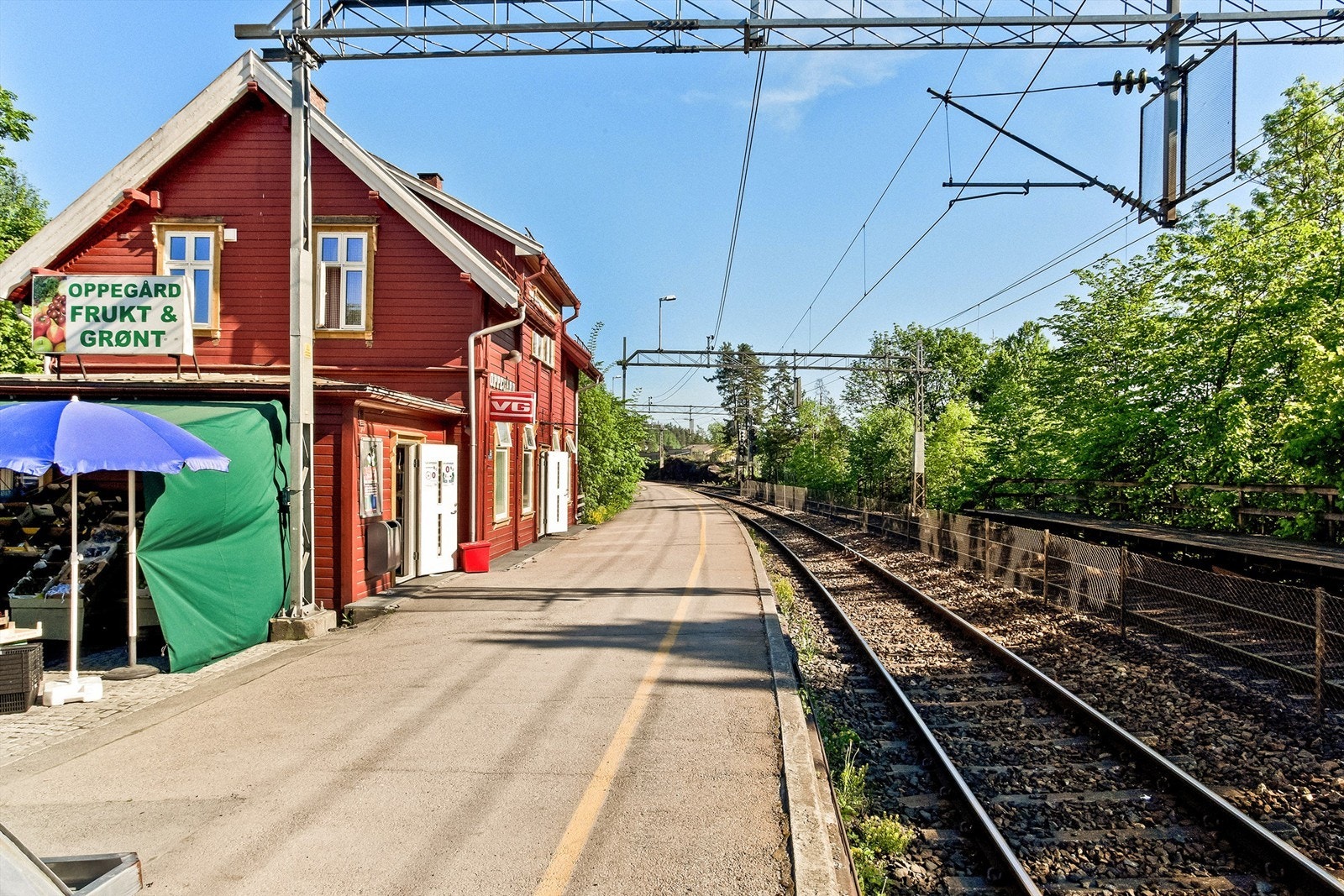 Oppegård togstasjon er den nærmeste, med meget gode forbindelser til Oslo og Ski. Her er det også gratis pendlerparkering. Galleribilde