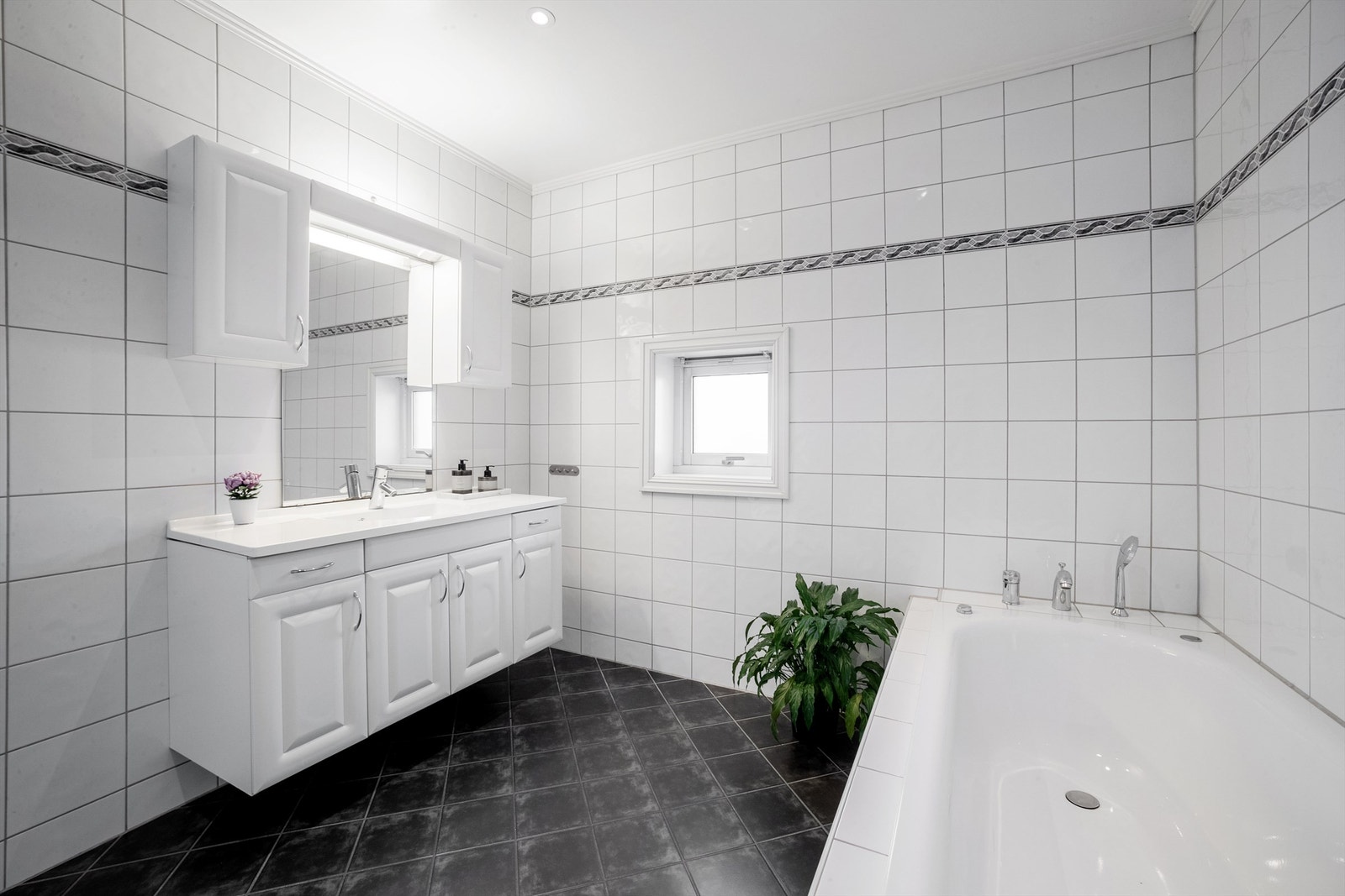 Flislagtbad med gulvvarme og himling i lysmalt slett flate, downlights Galleribilde