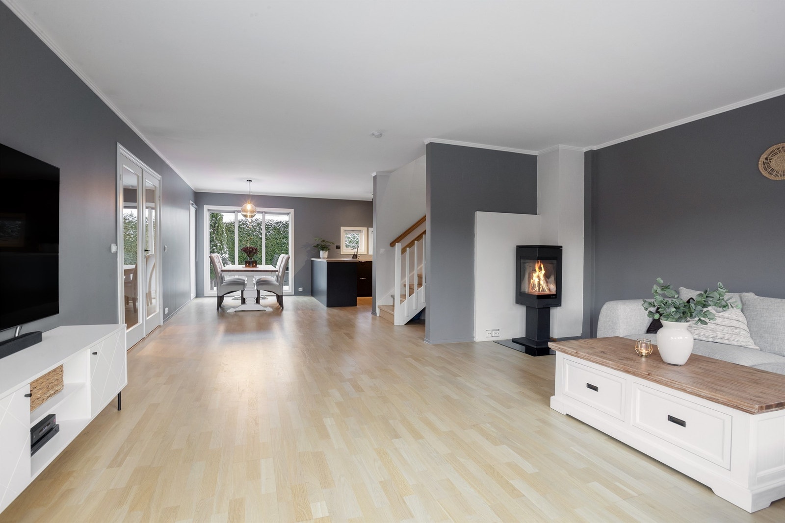 Vedovn av støpejern med glassfelt, som avgir god varme Galleribilde