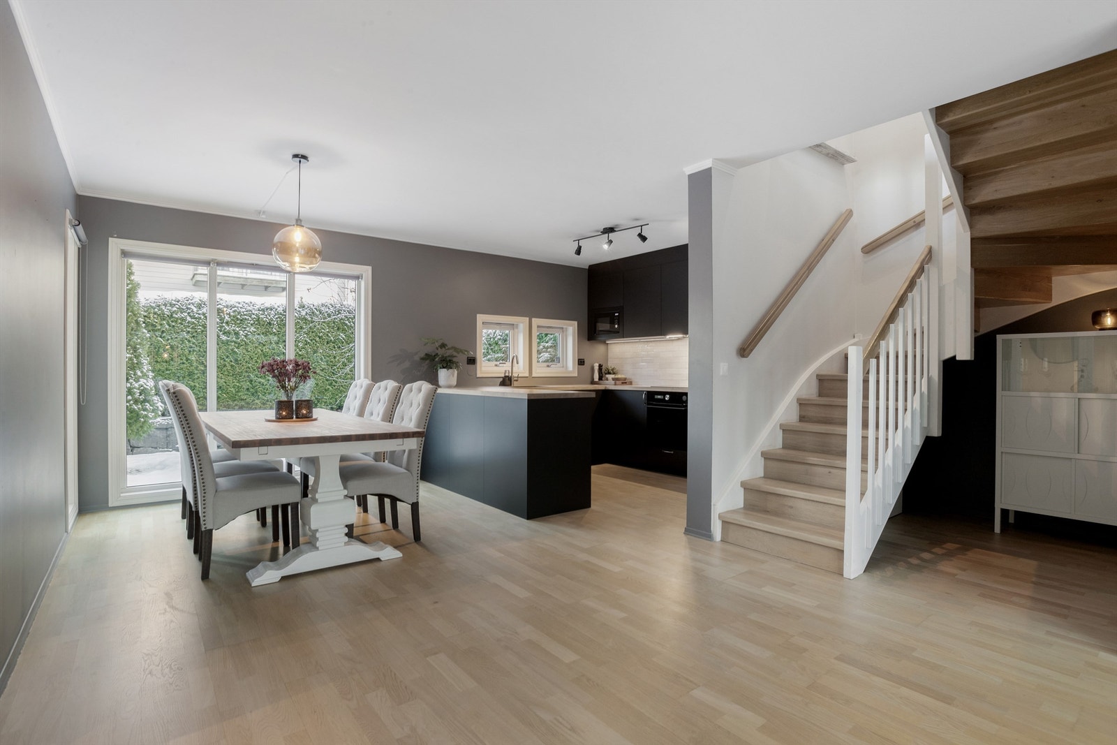 Ikea-kjøkken fra 2023 med åpen løsning mot stue Galleribilde