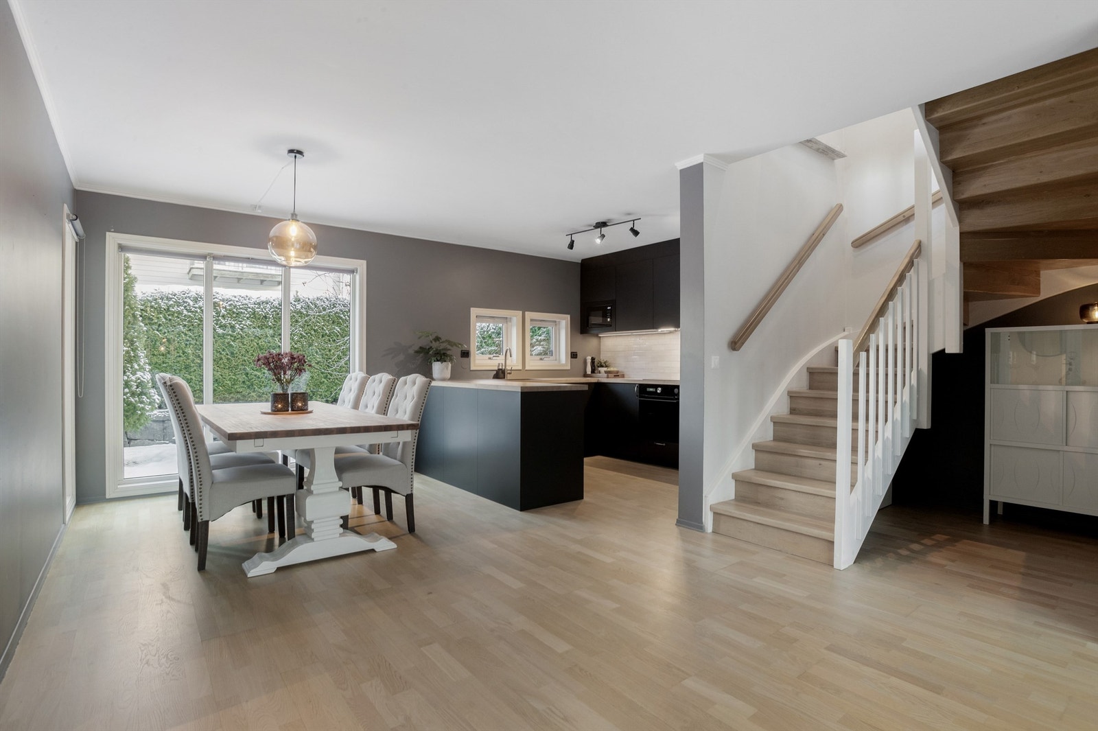 Fin og ren stilløsning | Skjermet for innsyn | Kjøkken fra 2023 Galleribilde