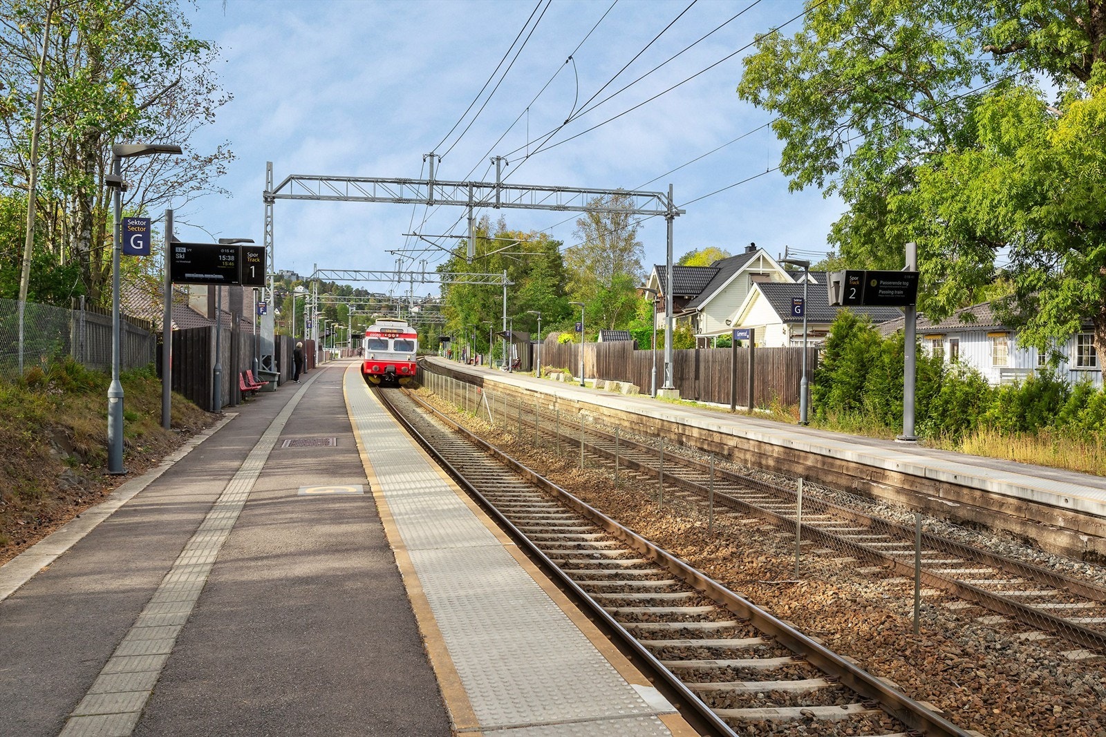 Her er Greverud stasjon. Oppegård togstasjon er den nærmeste, med meget gode forbindelser til Oslo og Ski. Her er det også gratis pendlerparkering. Galleribilde