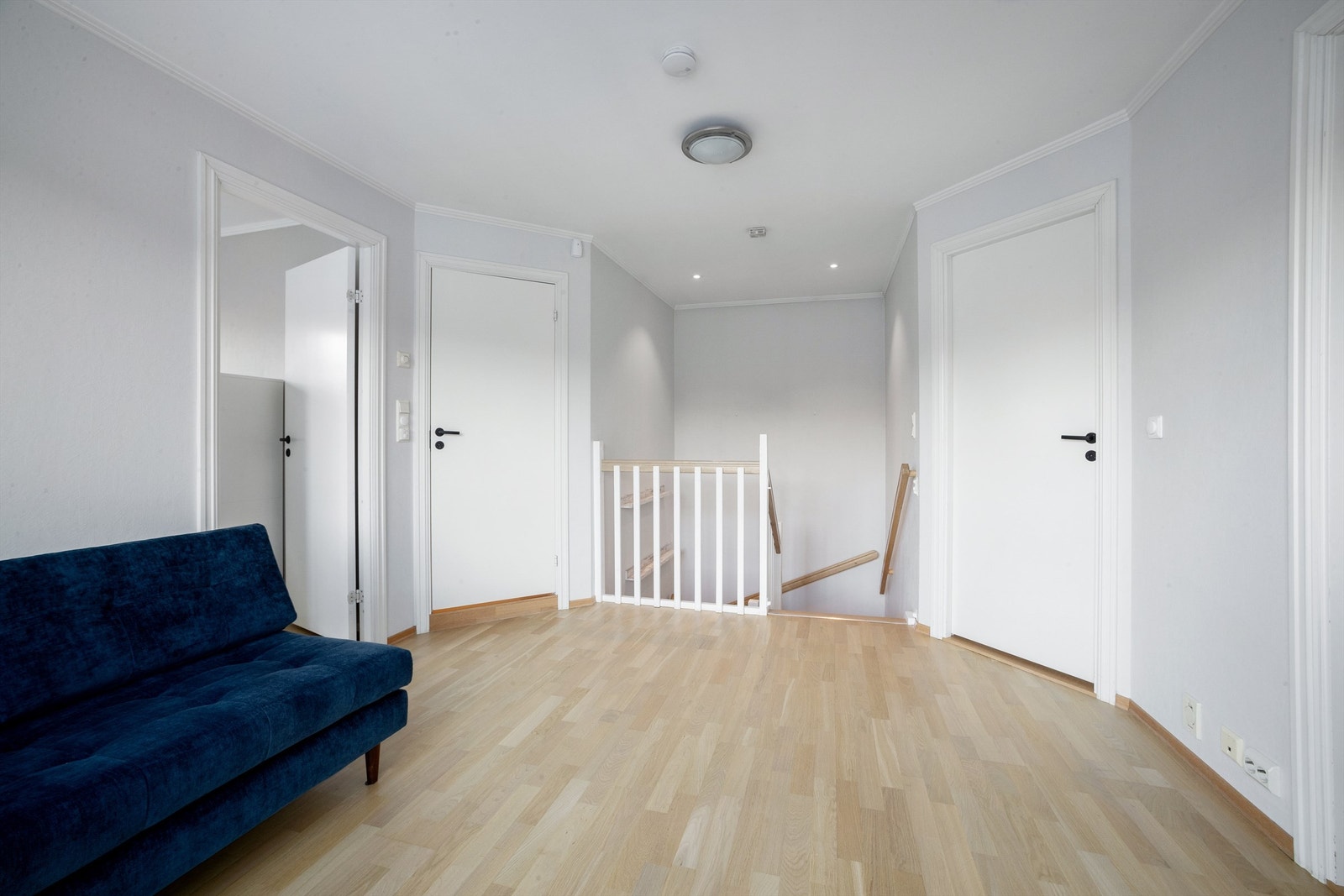 TV-stuen i 2. etasje kan innredes med sofa, bord og TV-benk Galleribilde