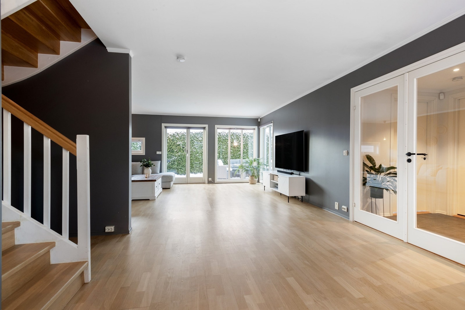 Det er varmekabler på gulv i hele 1. etasje - Doble glassdører mellom hall og stue gir en ekstra åpen romfølelse Galleribilde