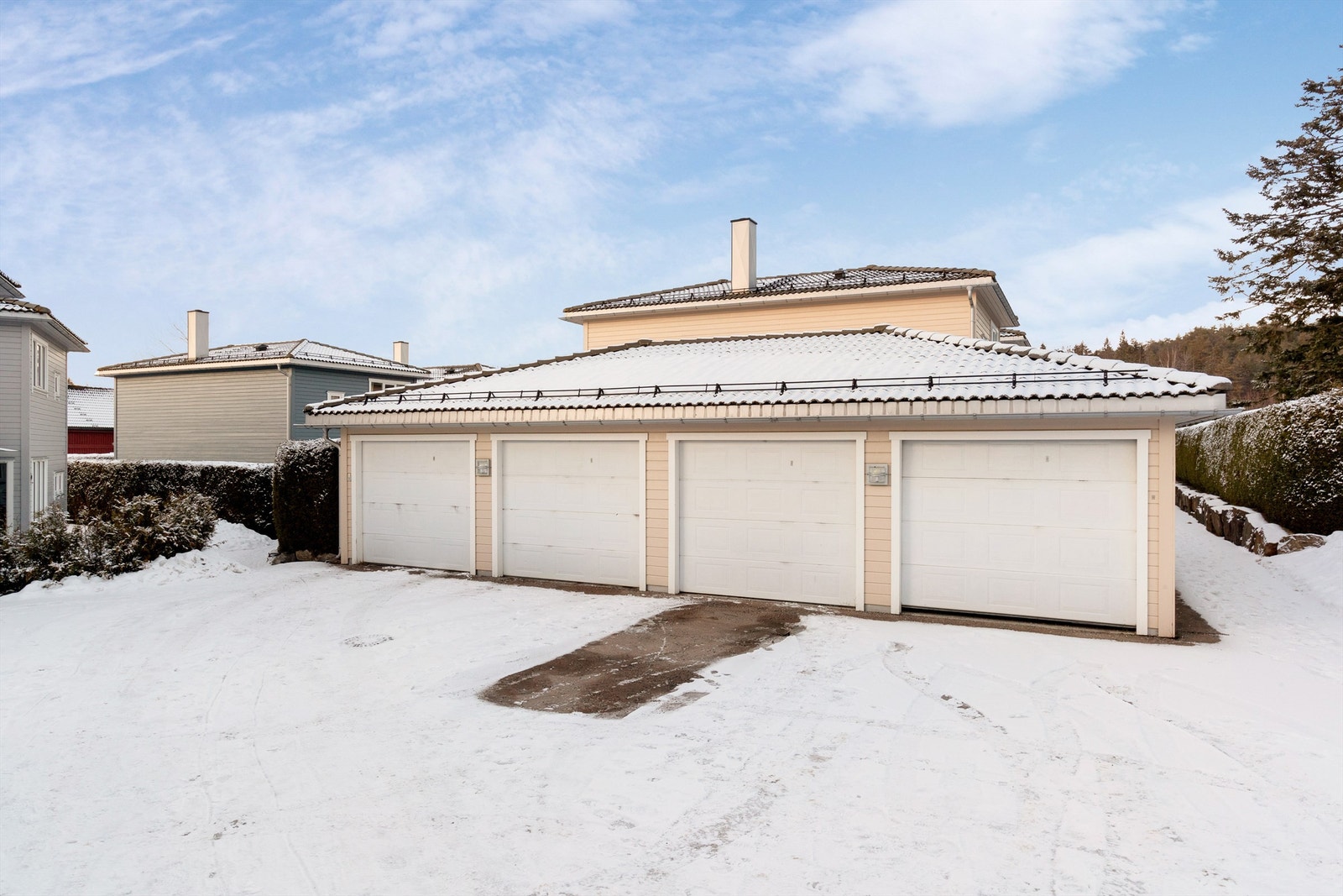 Boligen disponerer en garasjeplass i felles garasjeanlegg. Garasjeplassen har elbillader Galleribilde