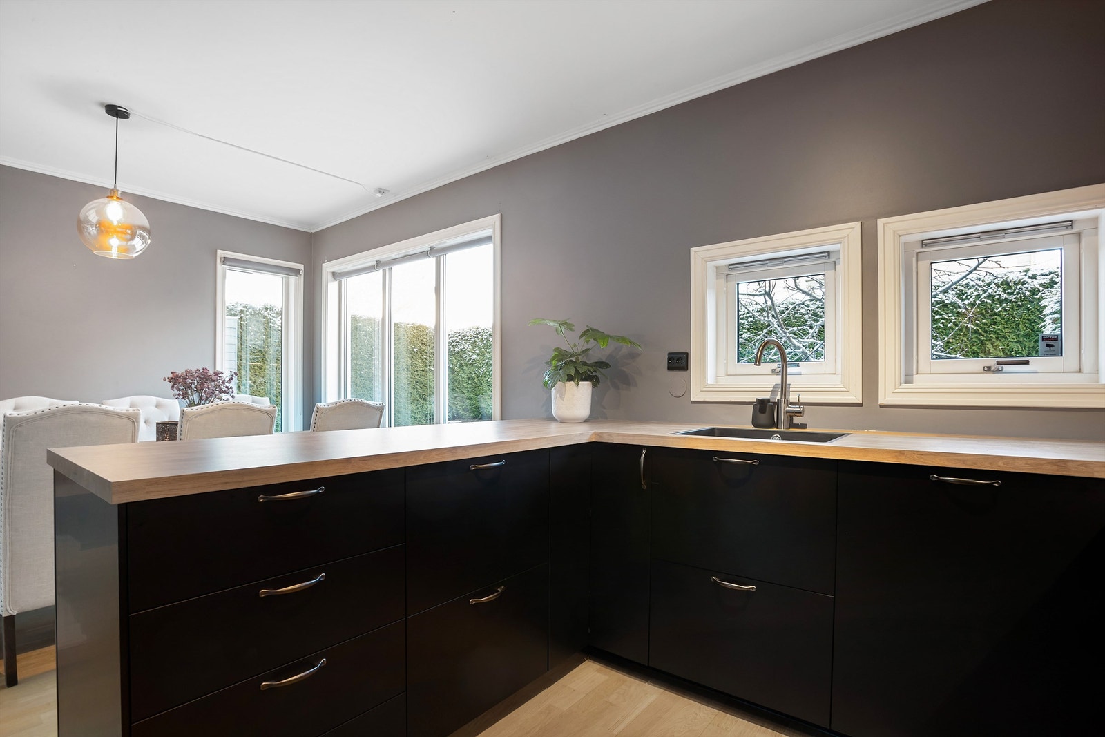 Stort praktisk kjøkken med kjøkkenøy mot spisestuen Galleribilde