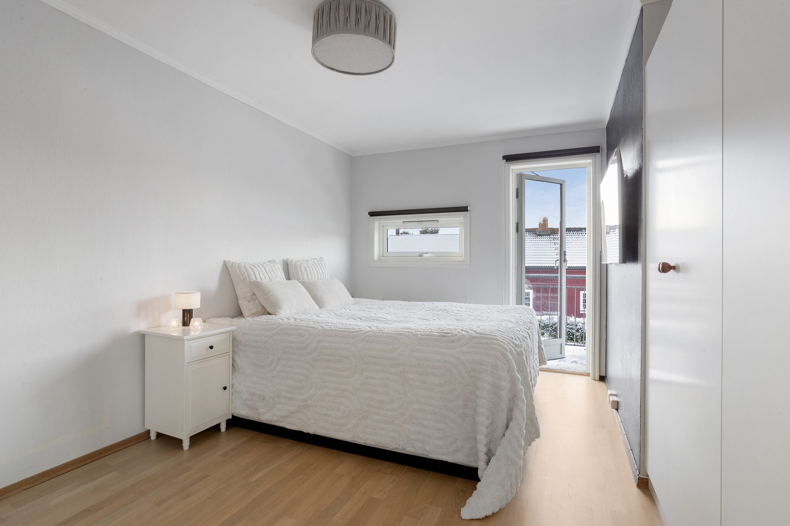 To av soverommene har garderobeskap og utgang til balkong Galleribilde