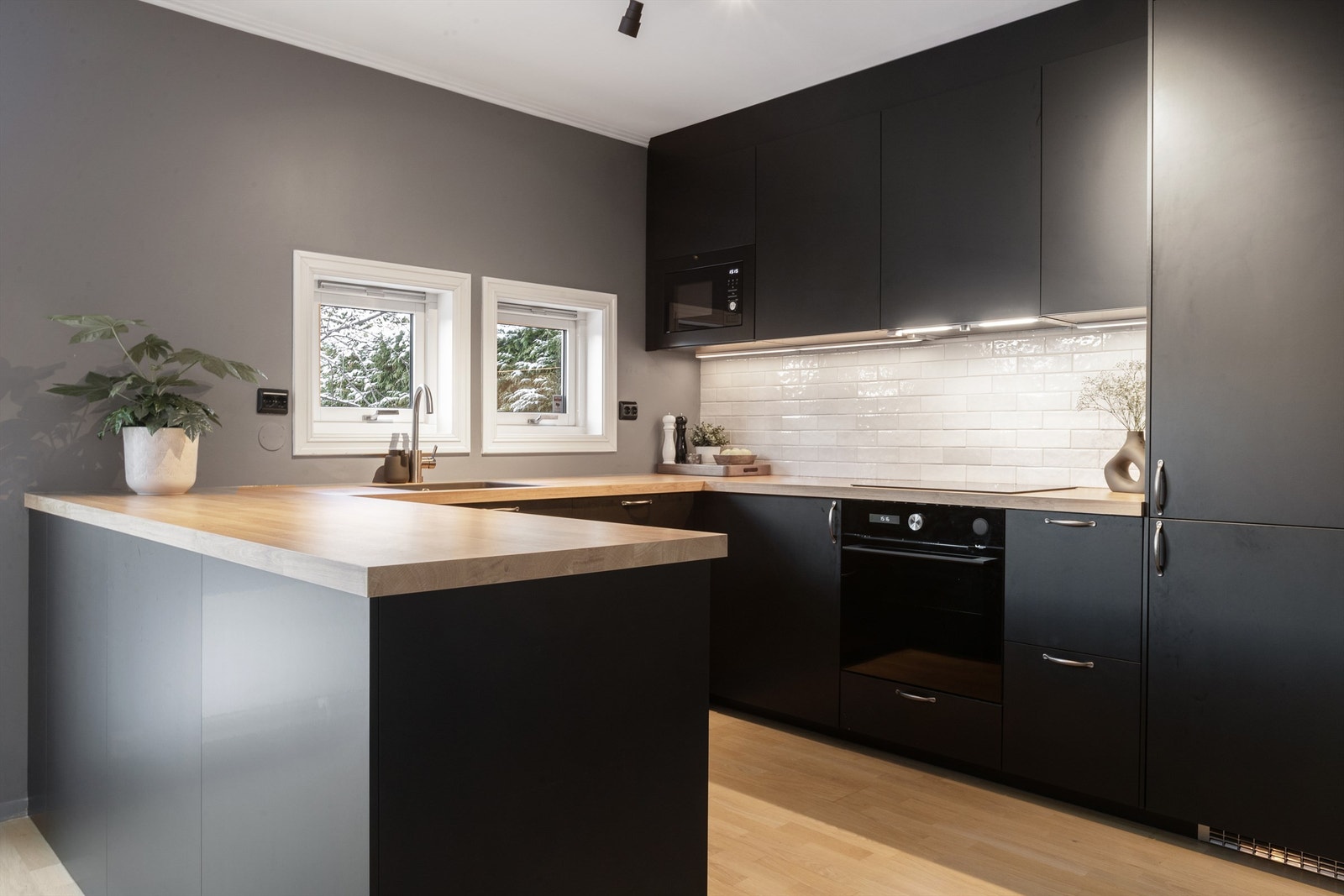 Innredningen har slette mørke fronter og benkeplater av laminat Galleribilde