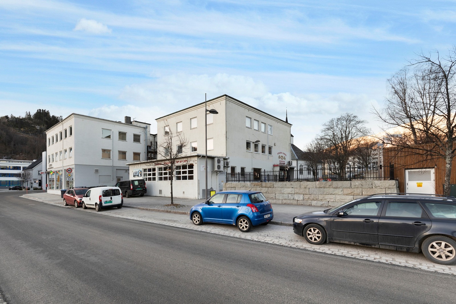 Eiendommen er beliggende i hjertet av Stranda sentrum med kort vei til alle sentrumsfasiliteter. Inngang fra Sjøgata Galleribilde