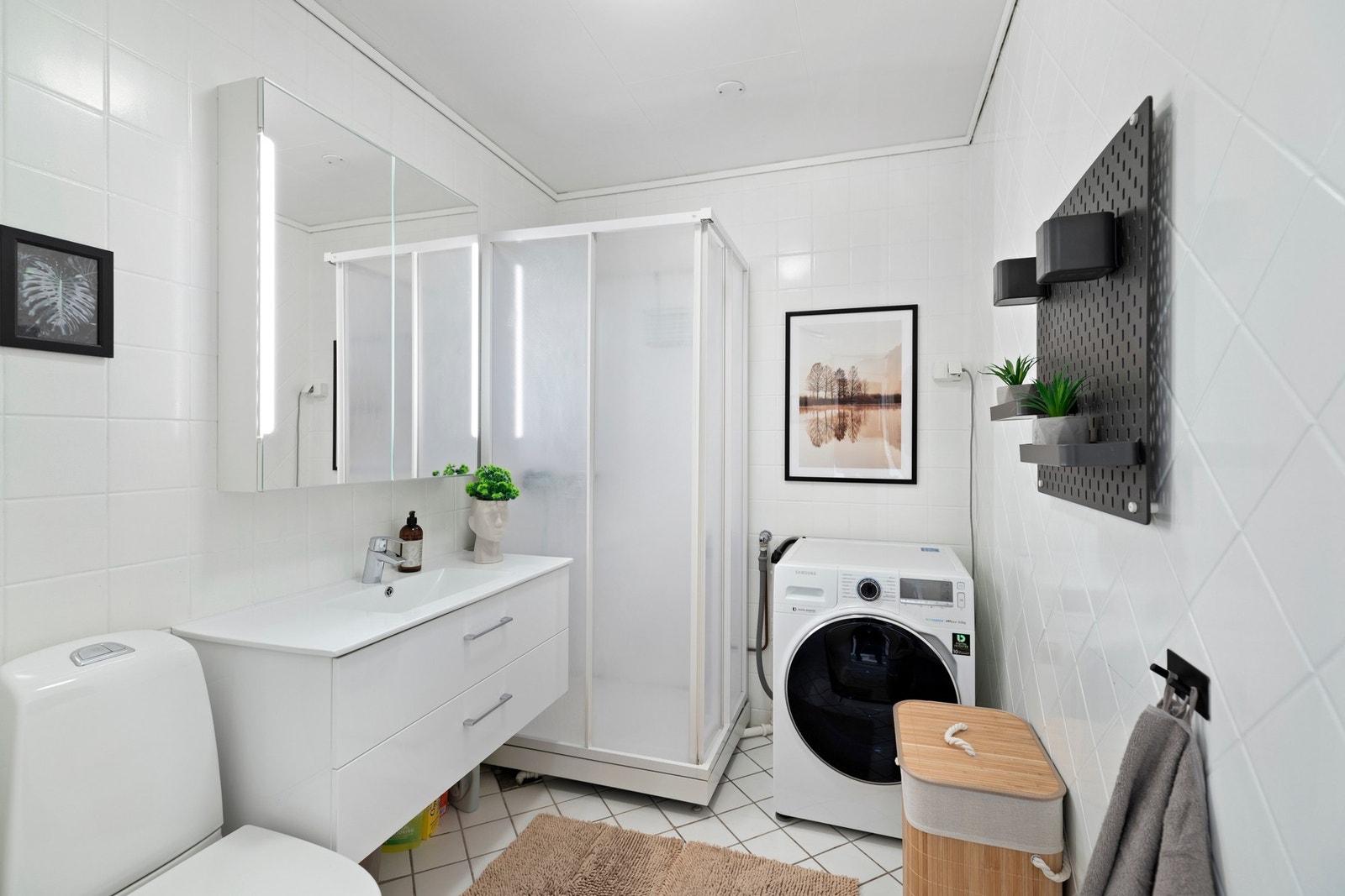 Badet har fliset gulvoverflate og fliskledde veggflater Galleribilde