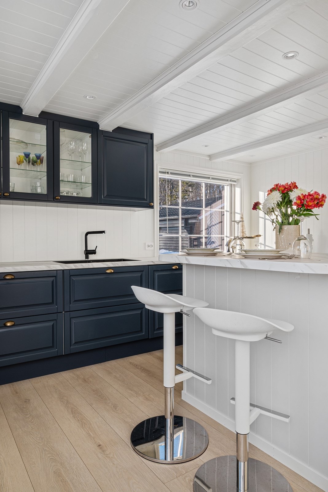 Fra kjøkkenet er det utgang til verandaen. Galleribilde