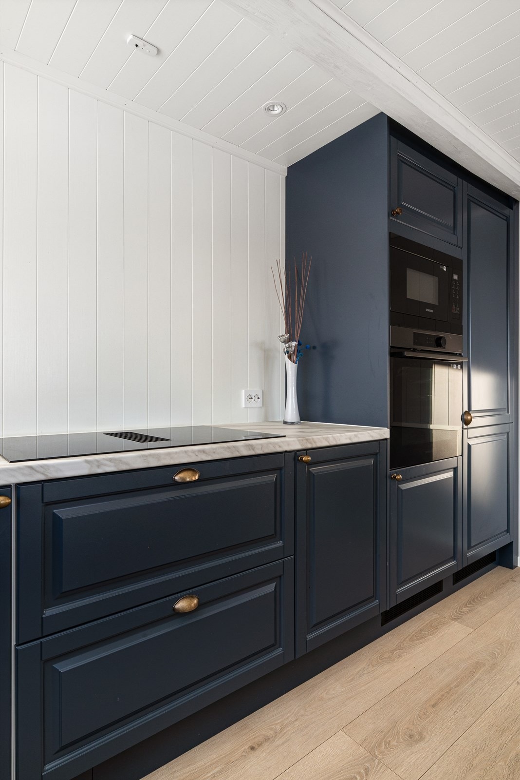 Kjøkkenet har integrerte hvitevarer. Galleribilde