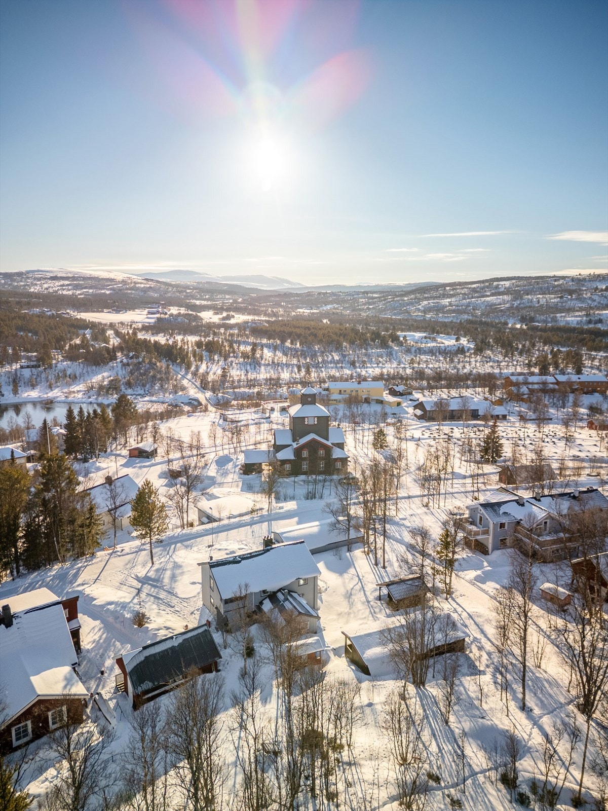 Boligen ligger svært sentralt til med gangavstand til skole, barnehage mm. Galleribilde