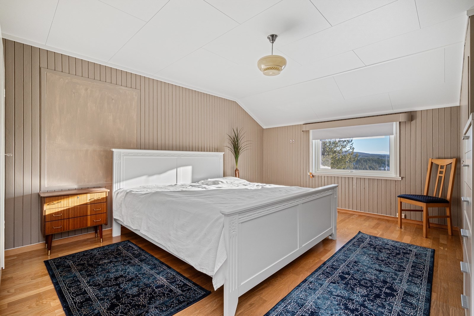 Soverom 1 i 2.etasje. Totalt tre soverom i 2. etasje. Galleribilde