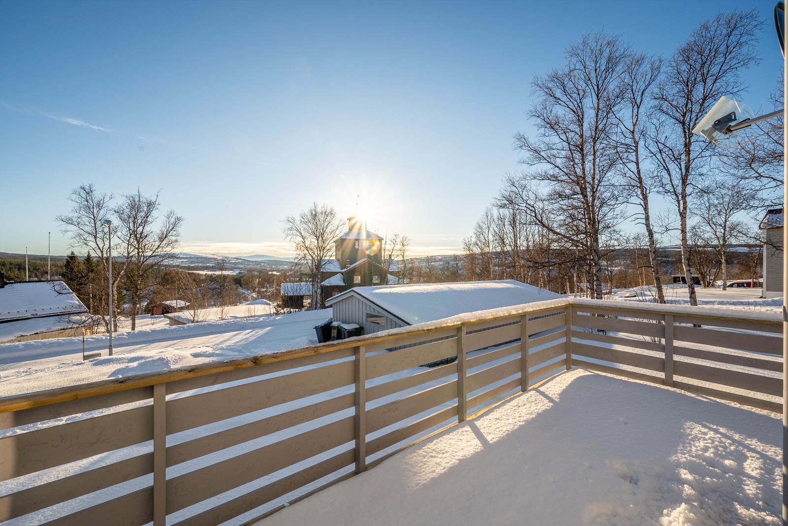 Fin utsikt og gode solforhold på verandaen. Galleribilde