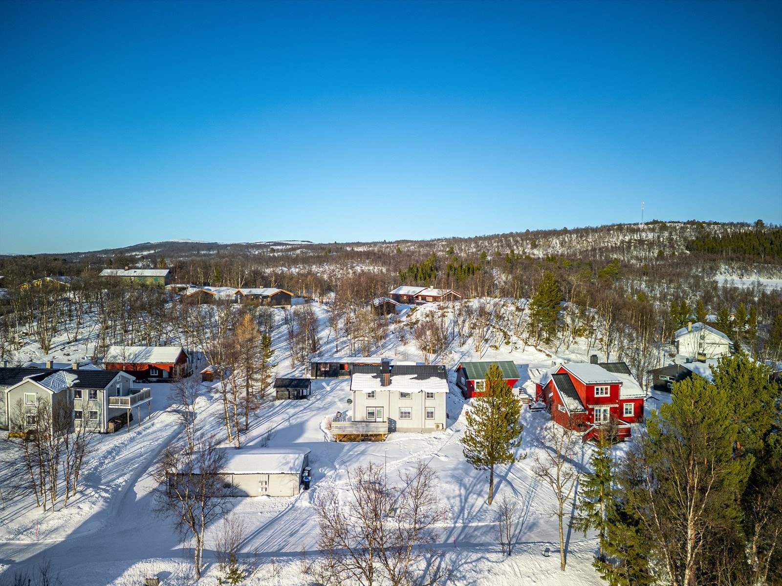 I tillegg til boligen er det uthus, stabbur og garasjeplass i felles garasjerekke. Galleribilde
