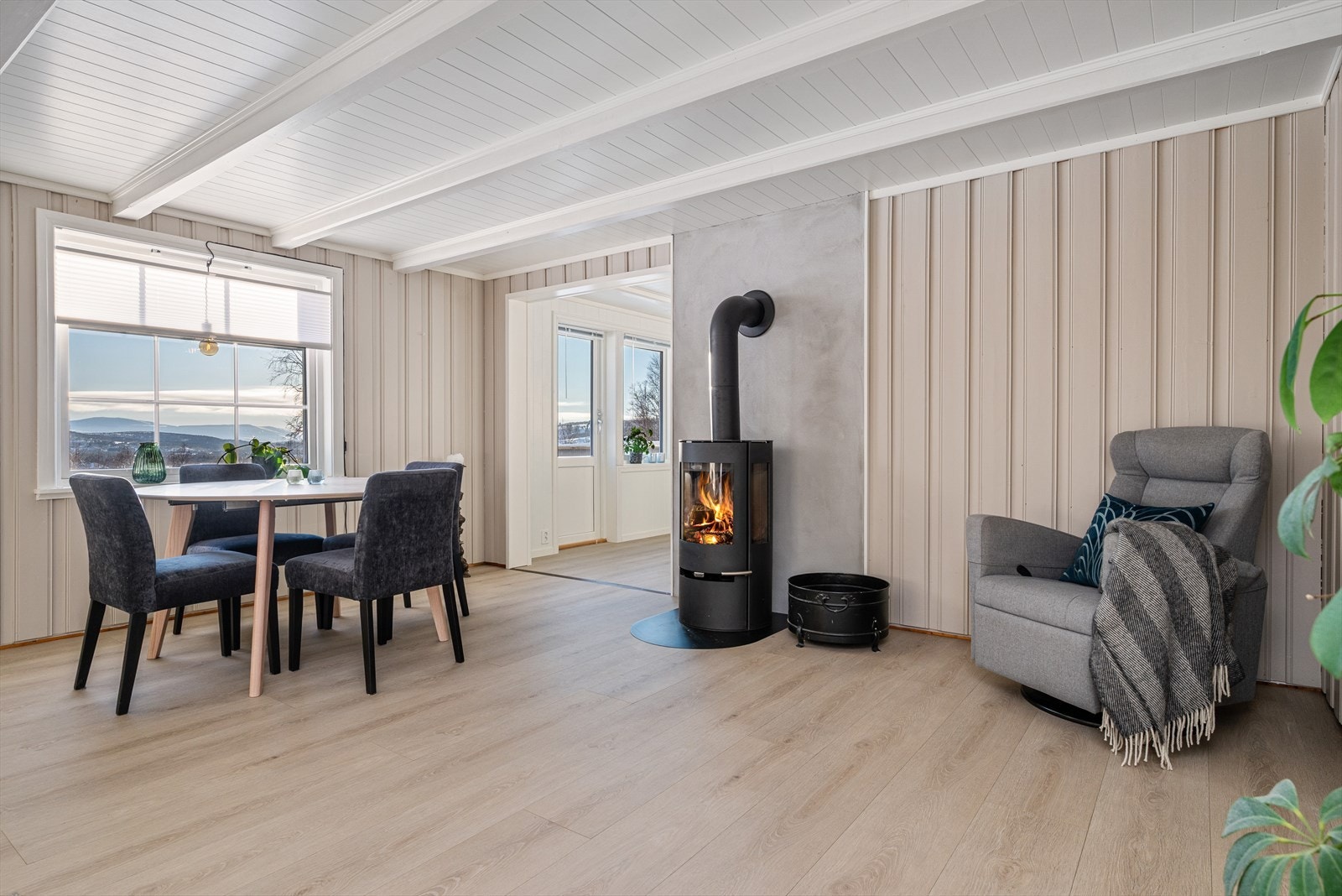 God plass til spisebord i overgangen mellom stue og kjøkken. Galleribilde