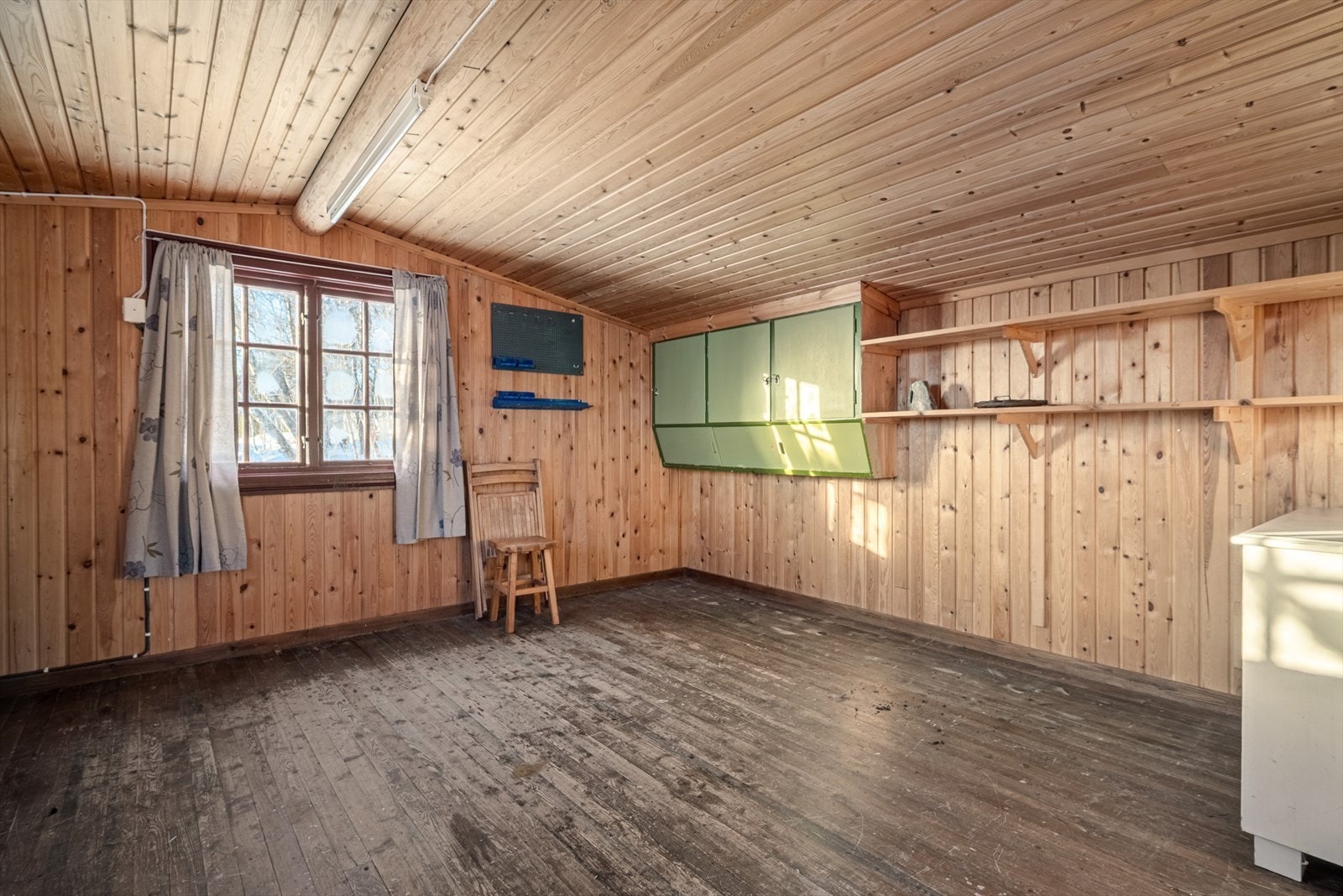 Innvendig i uthuset. Galleribilde