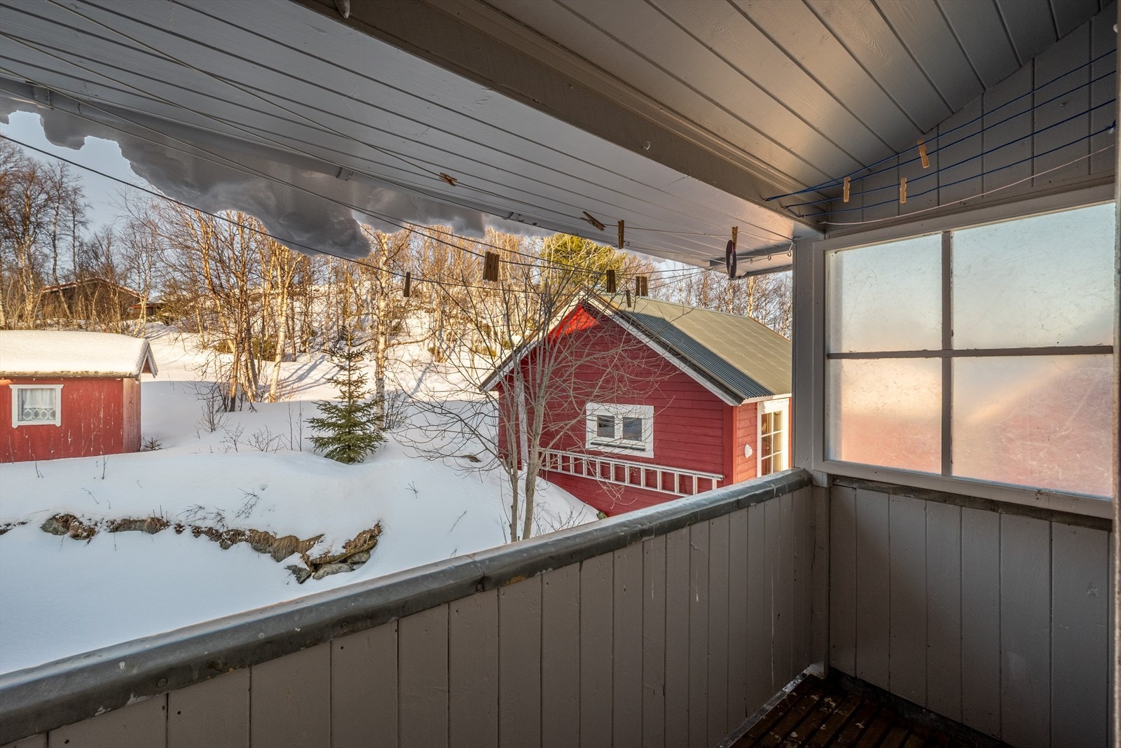 Balkong ut fra gangen i 2. etasje. Galleribilde