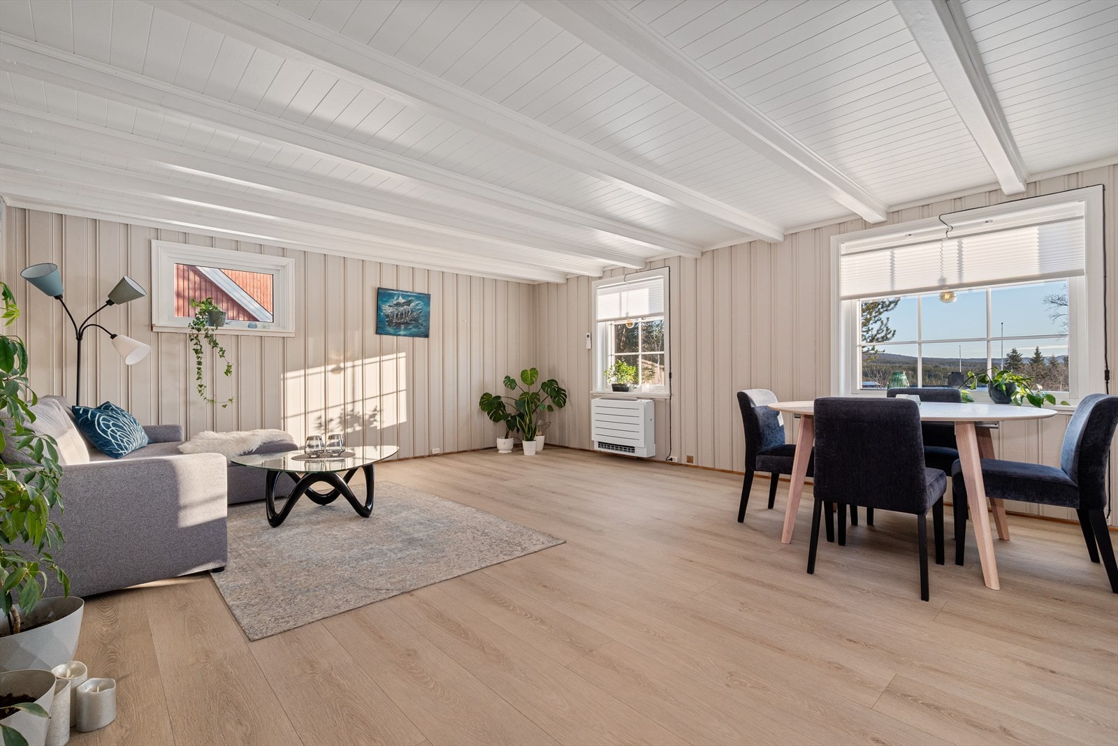 Stua har både vedfyring og varmepumpe. Galleribilde