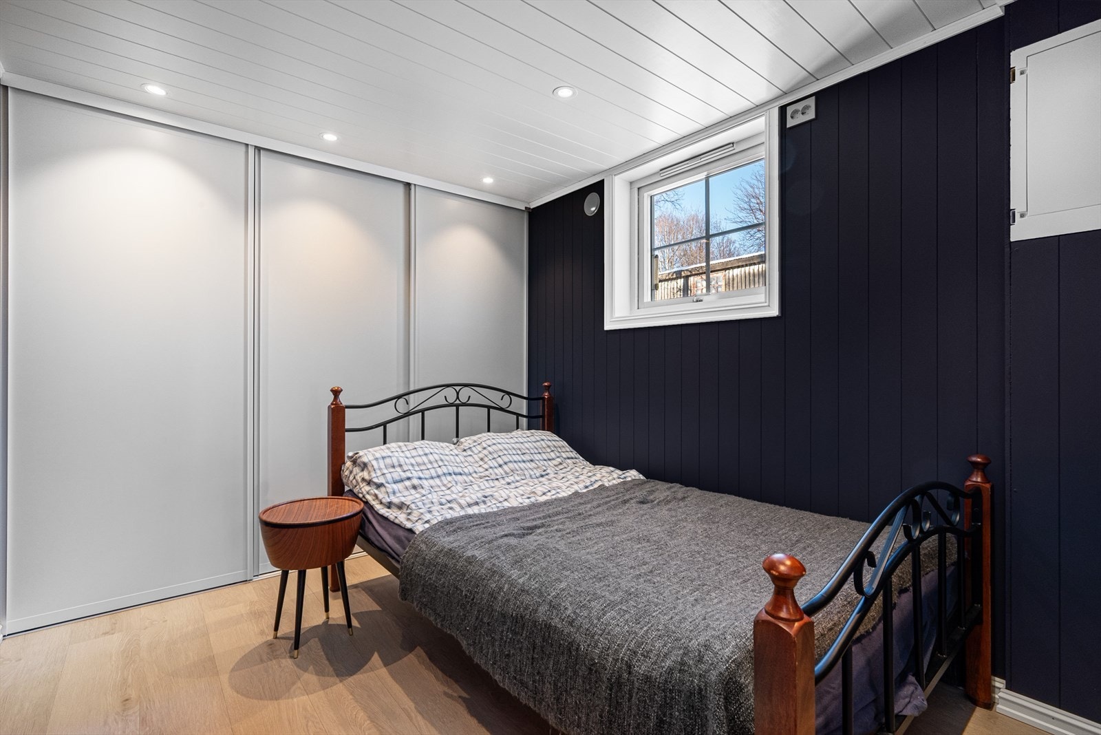 Pent oppusset soverom i 1.etasje med stor garderobe. Galleribilde