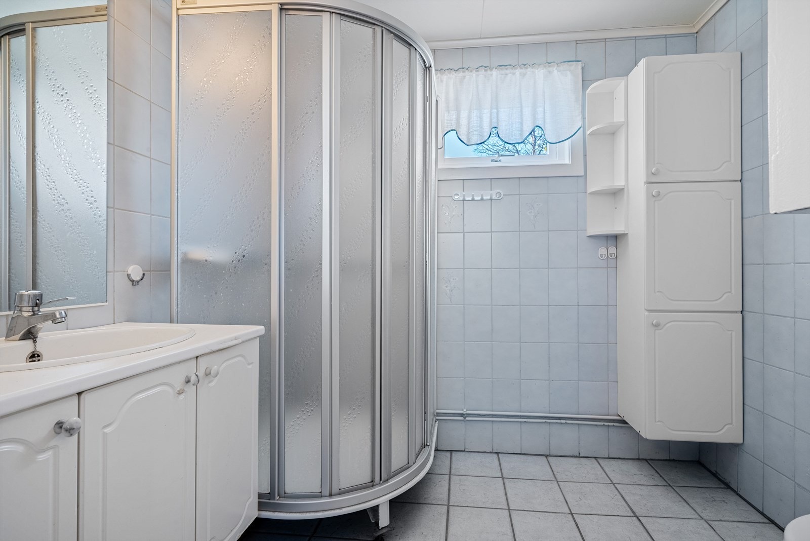 Bad med dusjkabinett, wc og servant med skapplass. Galleribilde