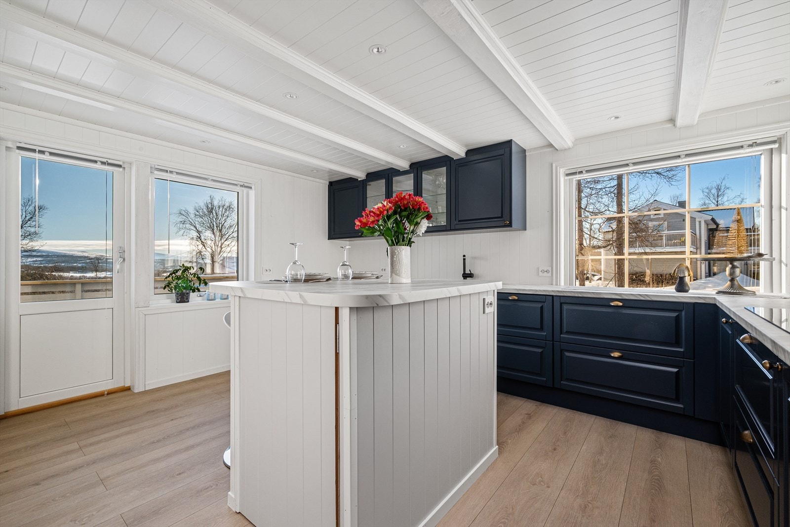 God skap- og benkplass. Nedgang til kjeller via trapp under kjøkkenøya. Galleribilde