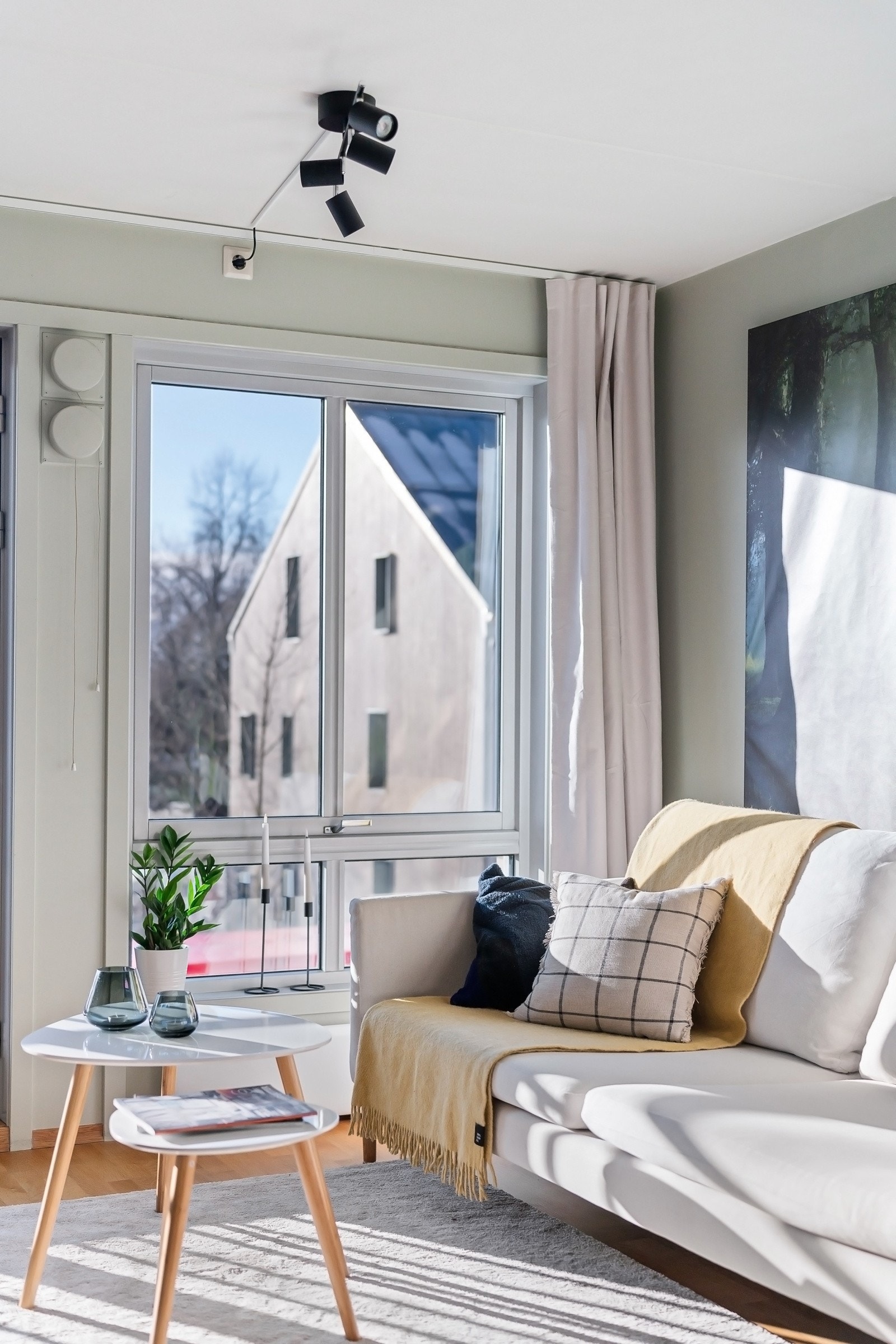 De store vindusflatene gir flott lysinnslipp i leiligheten, som skaper en svært god romfølelse Galleribilde