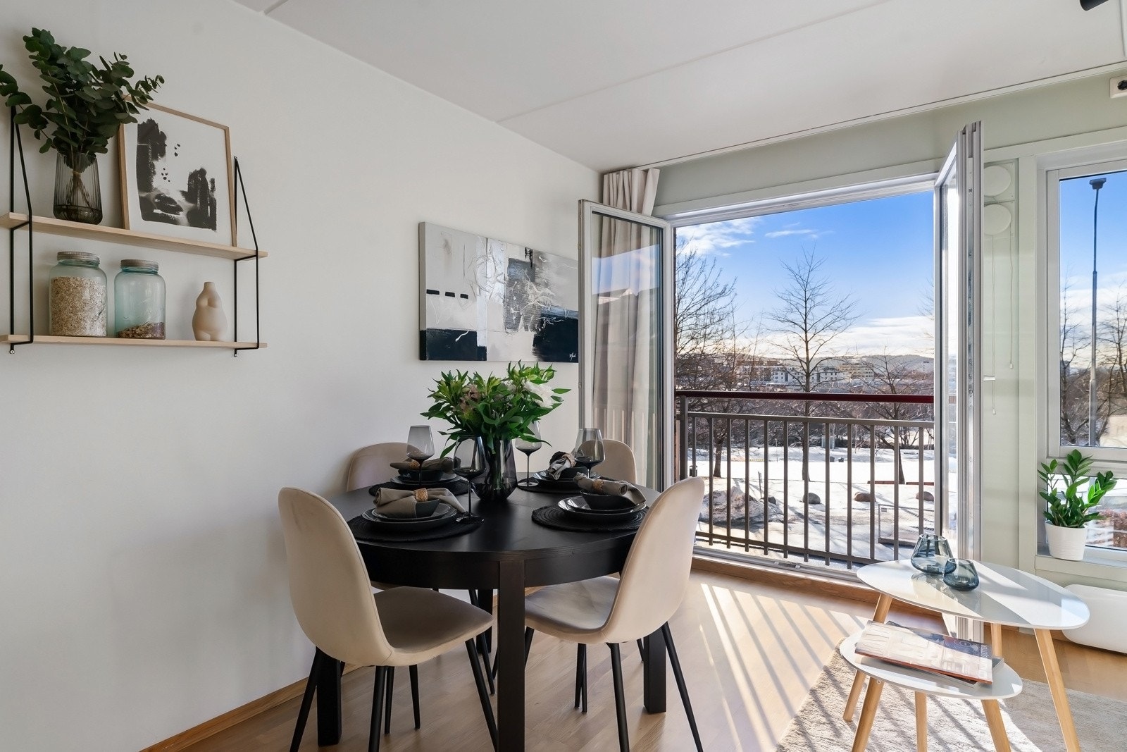 Stuen er romslig med naturlig avsatt plass til spisebord ut mot balkongen Galleribilde