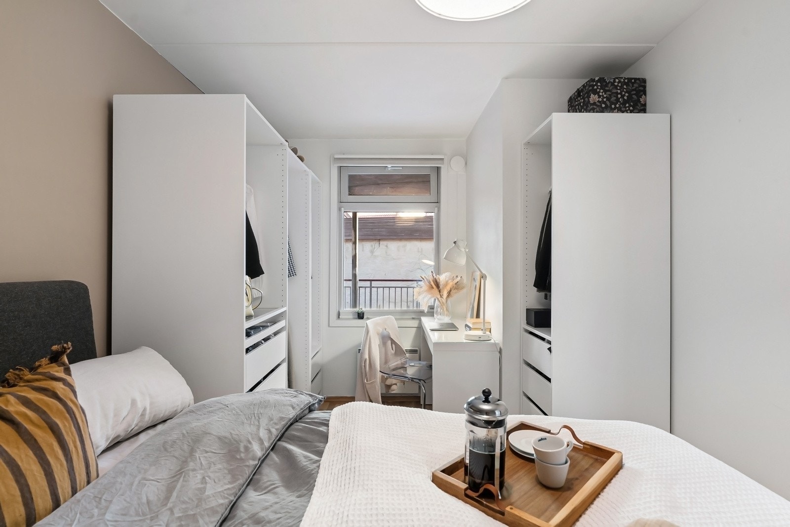 Soverommet vender ut mot rolige omgivelser, og har godt med lagringsplass Galleribilde