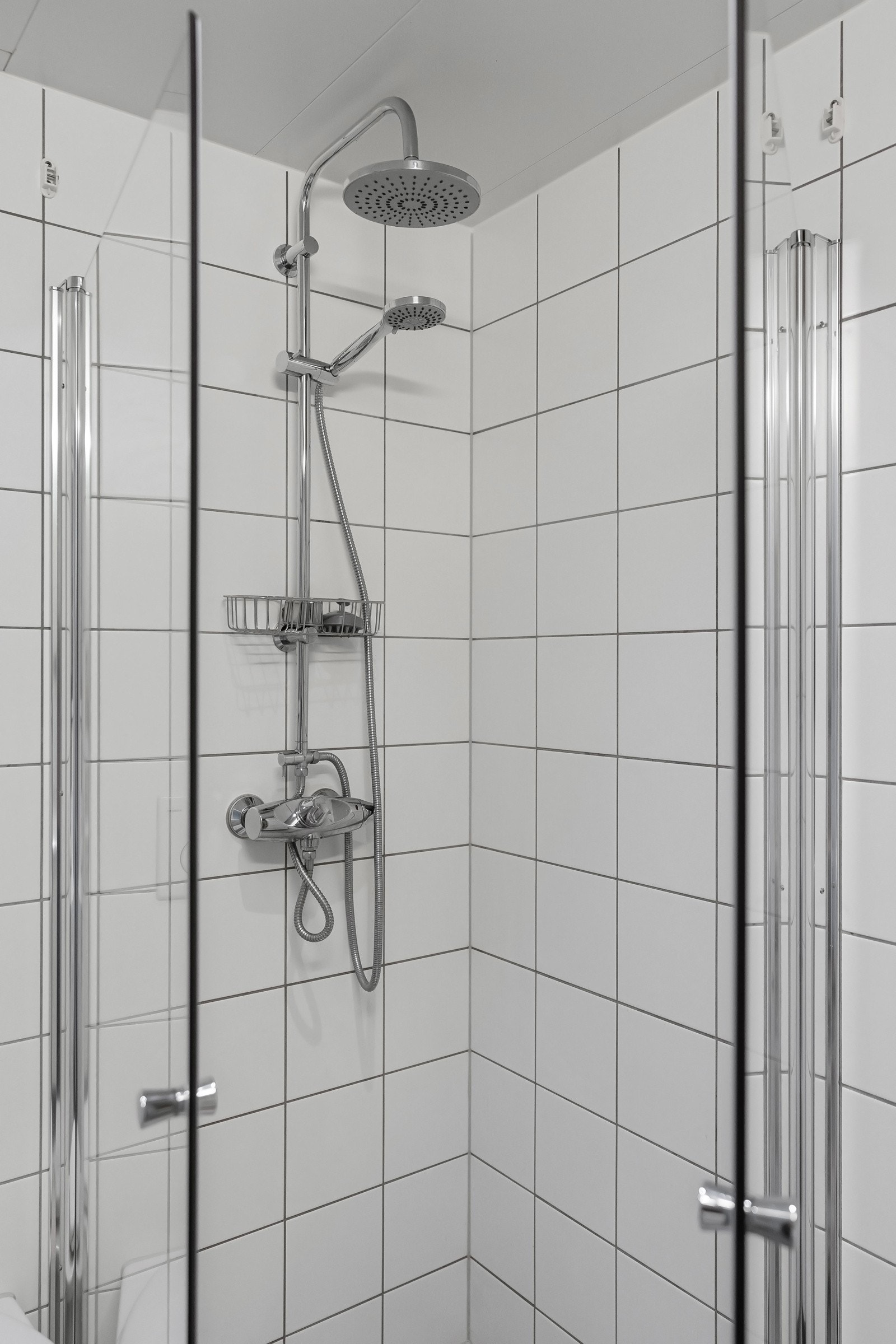 Regnfallsdusj i dusjsone, med plassbesparende innfellbare dører Galleribilde