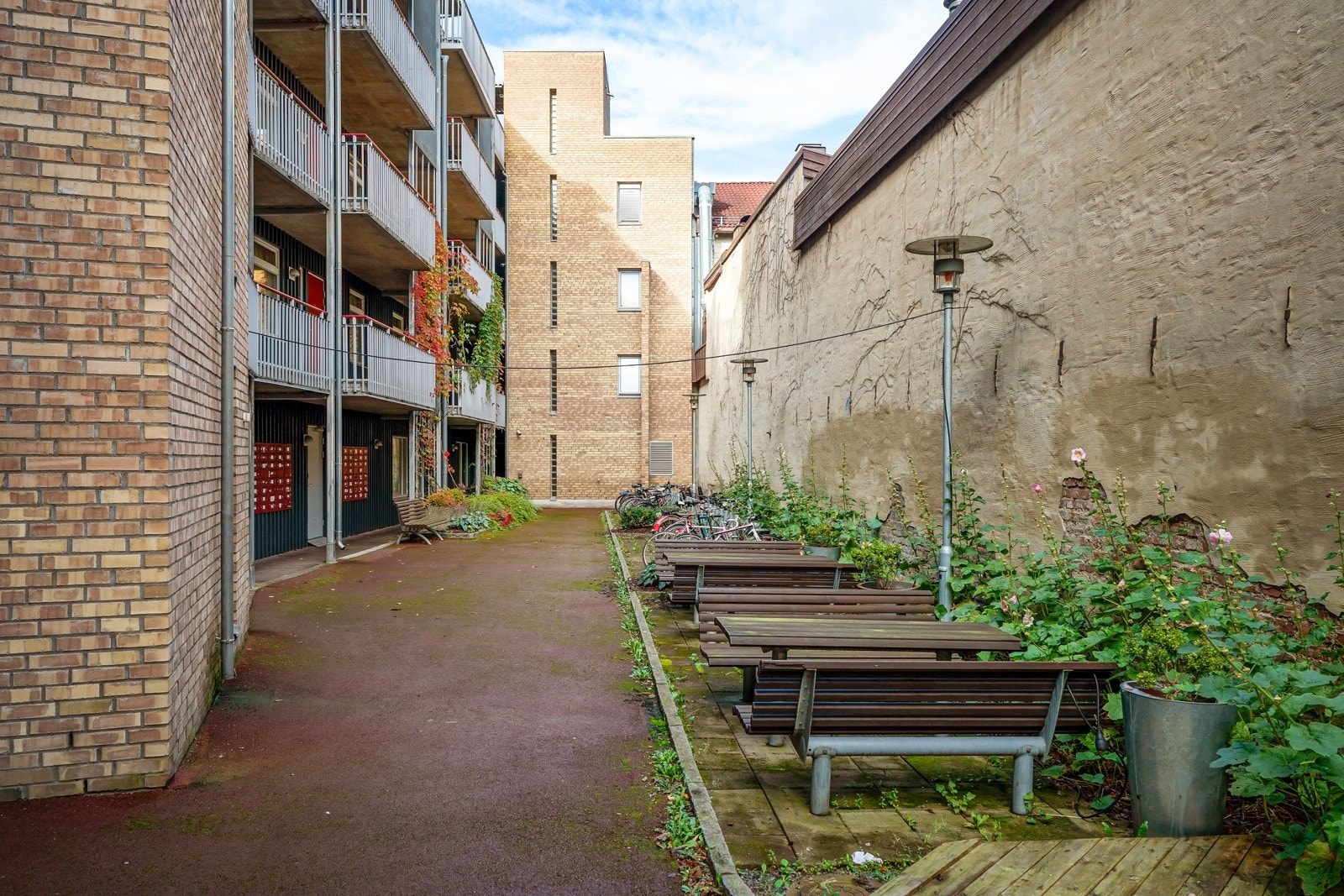 Uteområde i bakgården med hyggelige sitteplasser Galleribilde