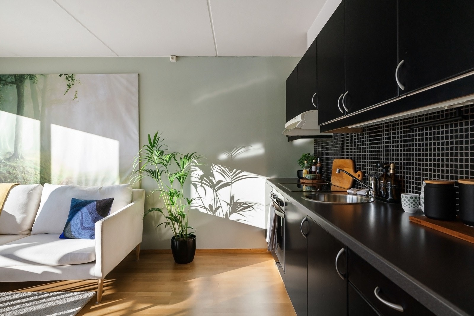 Leiligheten har et stilrent Sigdal-kjøkken fra 2004, med malte fronter og et moderne uttrykk Galleribilde