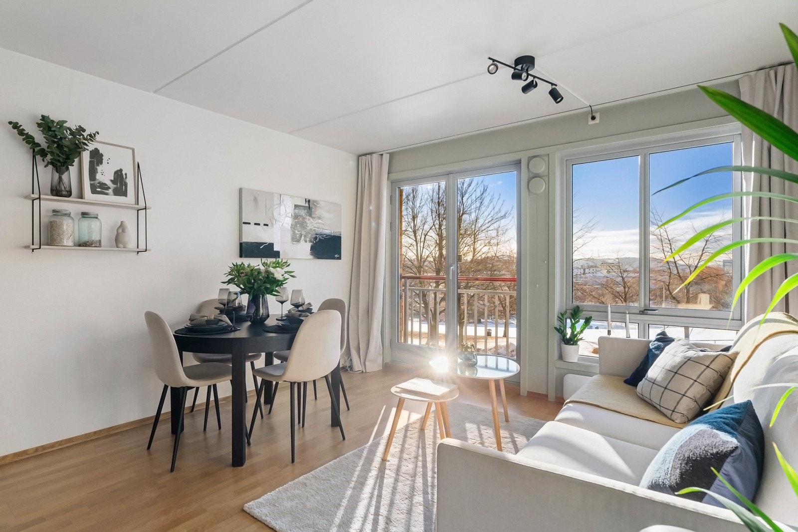 Velkommen til Arendalsgata 20C - Dette er en lys og stilren 2-roms selveierleilighet med en attraktiv beliggenhet som byr på en flott kombinasjon av nærhet til både badeplasser, tur-stier og marka, samtidig som det er sentralt og bynært Galleribilde