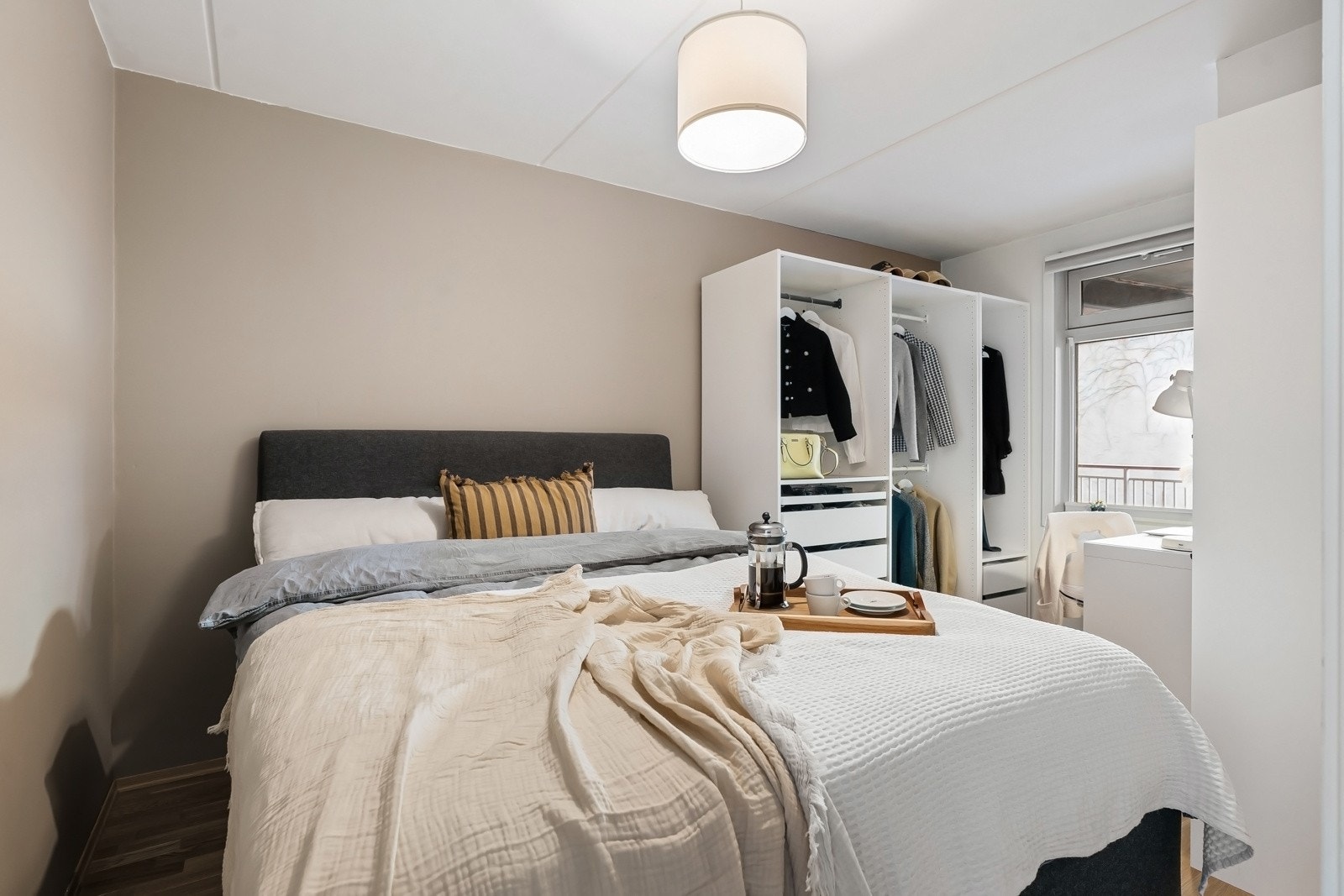 Boligens soverom er av god størrelse, med god plass til dobbeltseng, garderobeløsninger og skrivepult om ønskelig Galleribilde