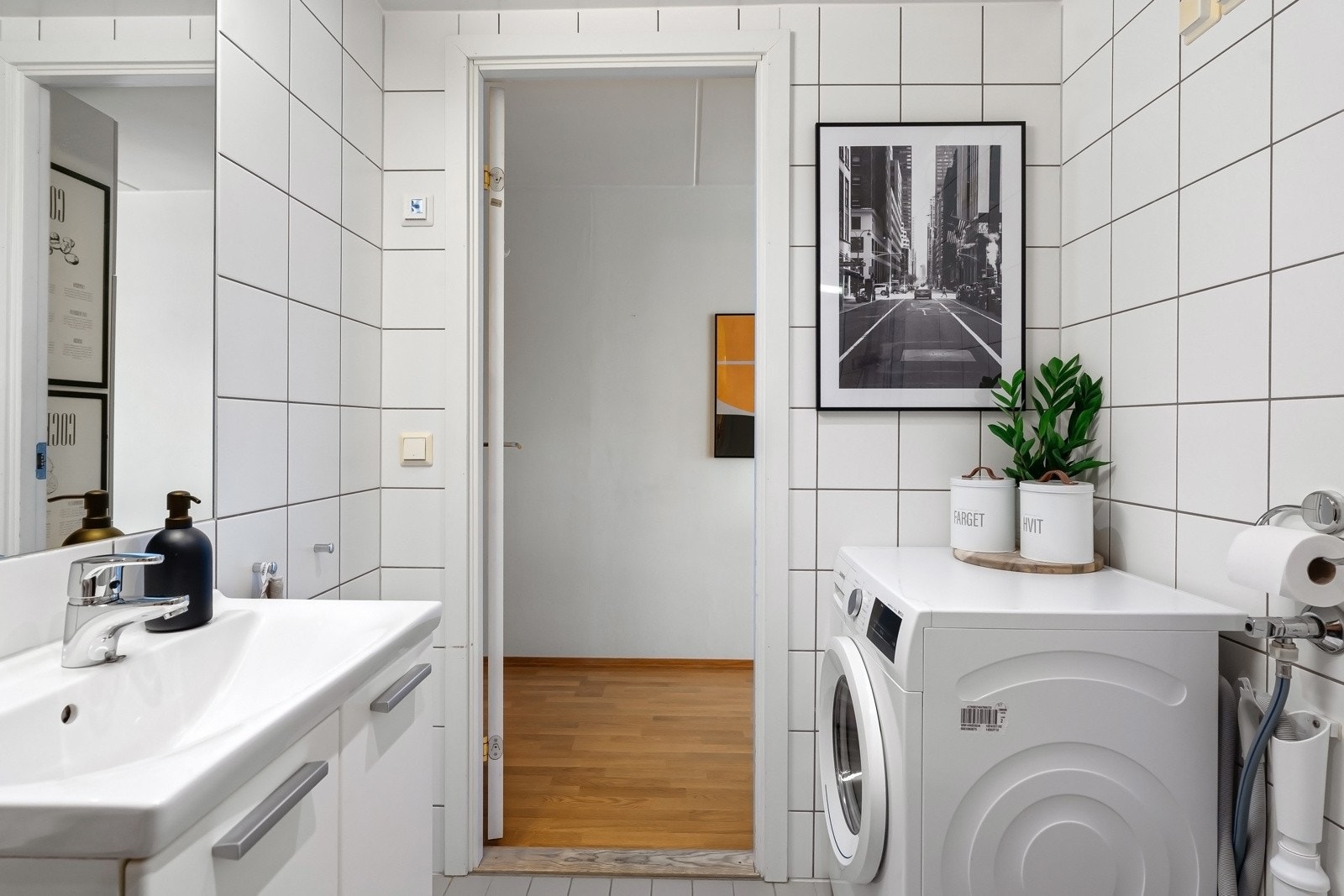 Oppbevaring i servantskap med heldekkende servant, og stort speil med lysarmatur over servant Galleribilde