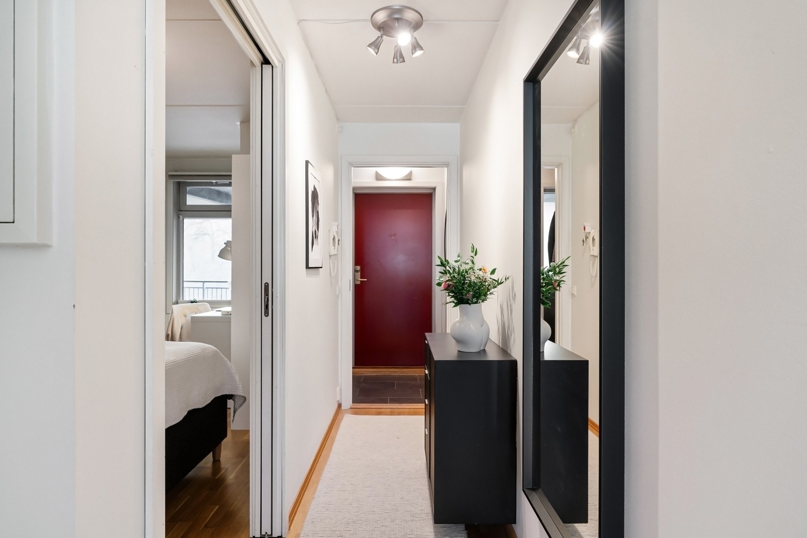Fra bad og soverom er det adkomst til leilighetens gang og entré Galleribilde