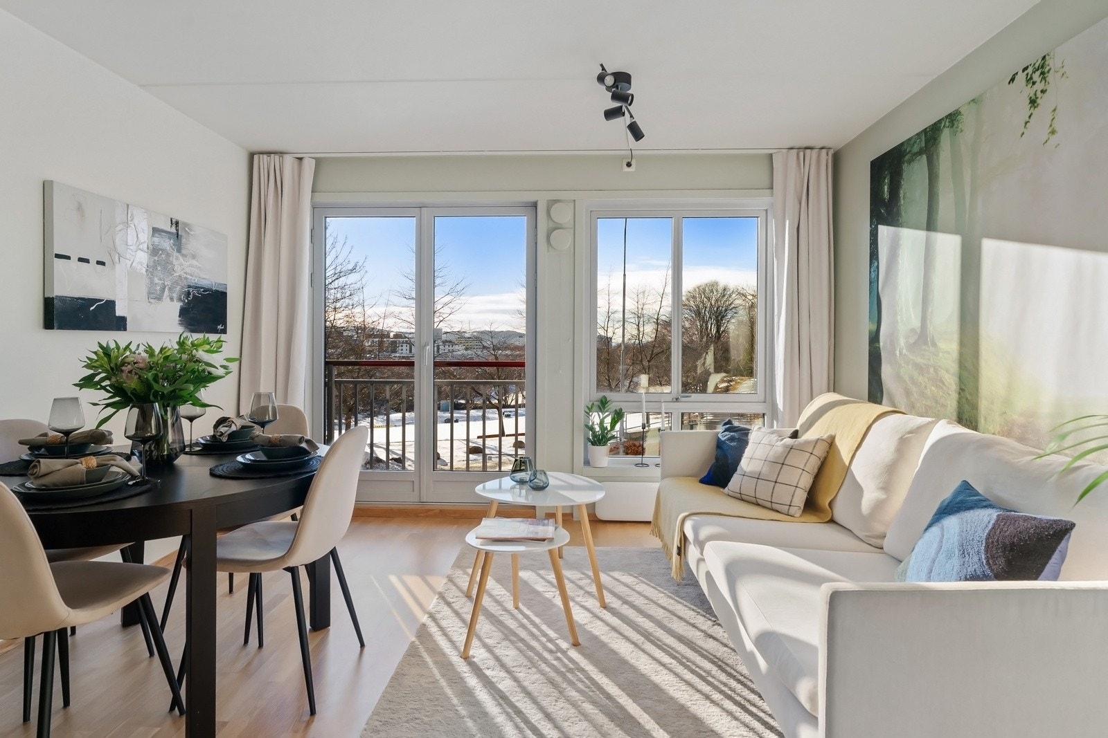 Leiligheten ligger i andre etasjen i et moderne bygg fra 2004. Leiligheten har store vindusflater som slipper inn rikelig med naturlig lys, og en fransk balkong som bidrar til en luftig og behagelig atmosfære Galleribilde