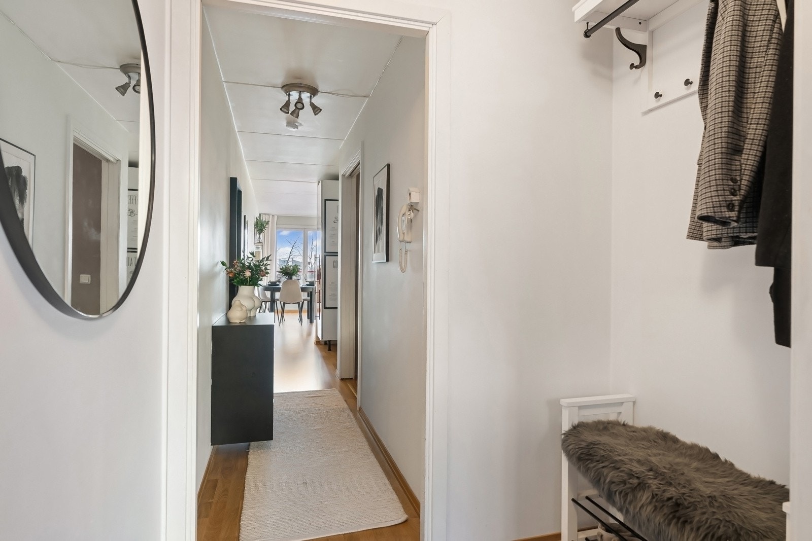 Leiligheten har en lys og innbydende entré som skaper et godt førsteinntrykk av boligen Galleribilde