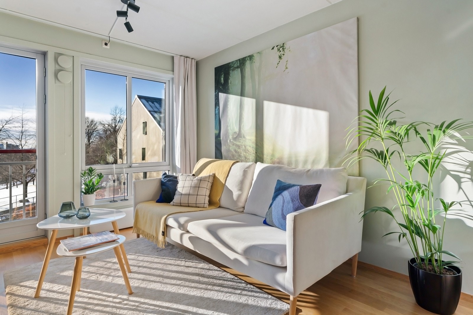 Den åpne og sosiale løsningen mellom stue og kjøkken skaper en romslig og innbydende atmosfære Galleribilde