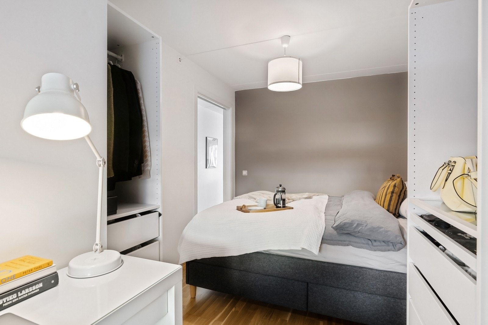 Rommet har flere bruksmåter ut ifra behov, nåverende eier benytter også soverommet som hjemmekontor. Galleribilde