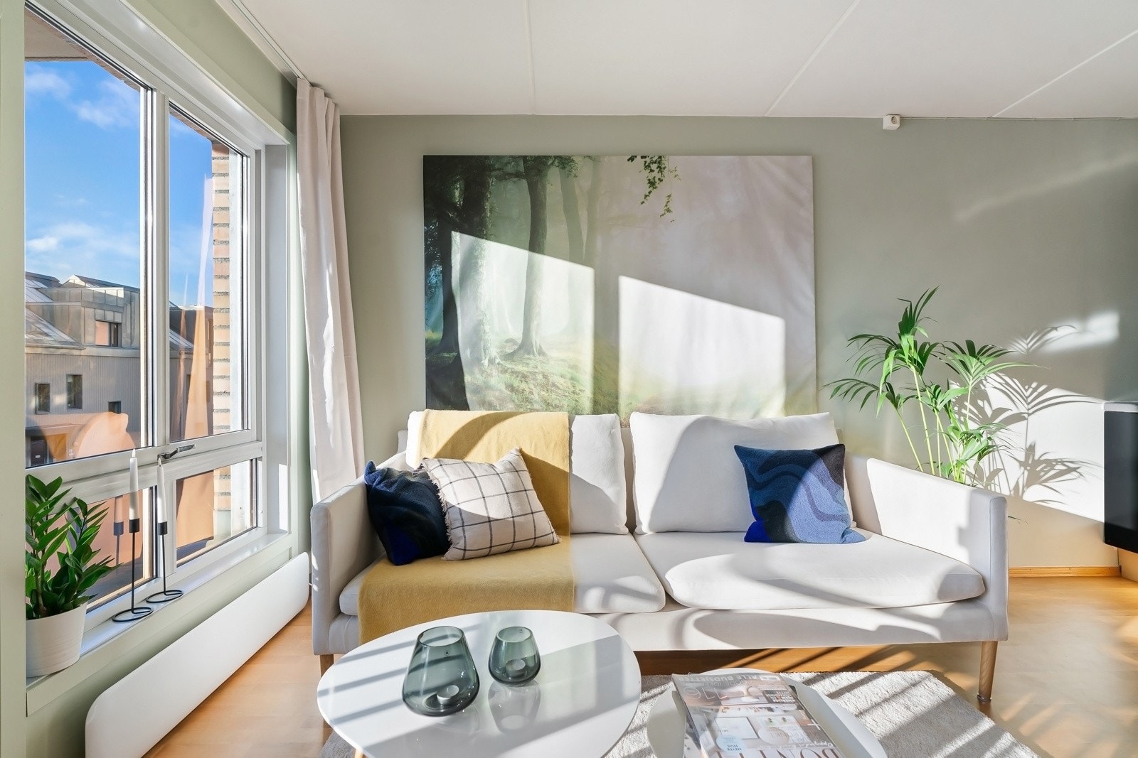 Leilighetens planløsning deler rommene inn i forskjellige soner, som gir god plassutnyttelse i den åpne løsningen Galleribilde