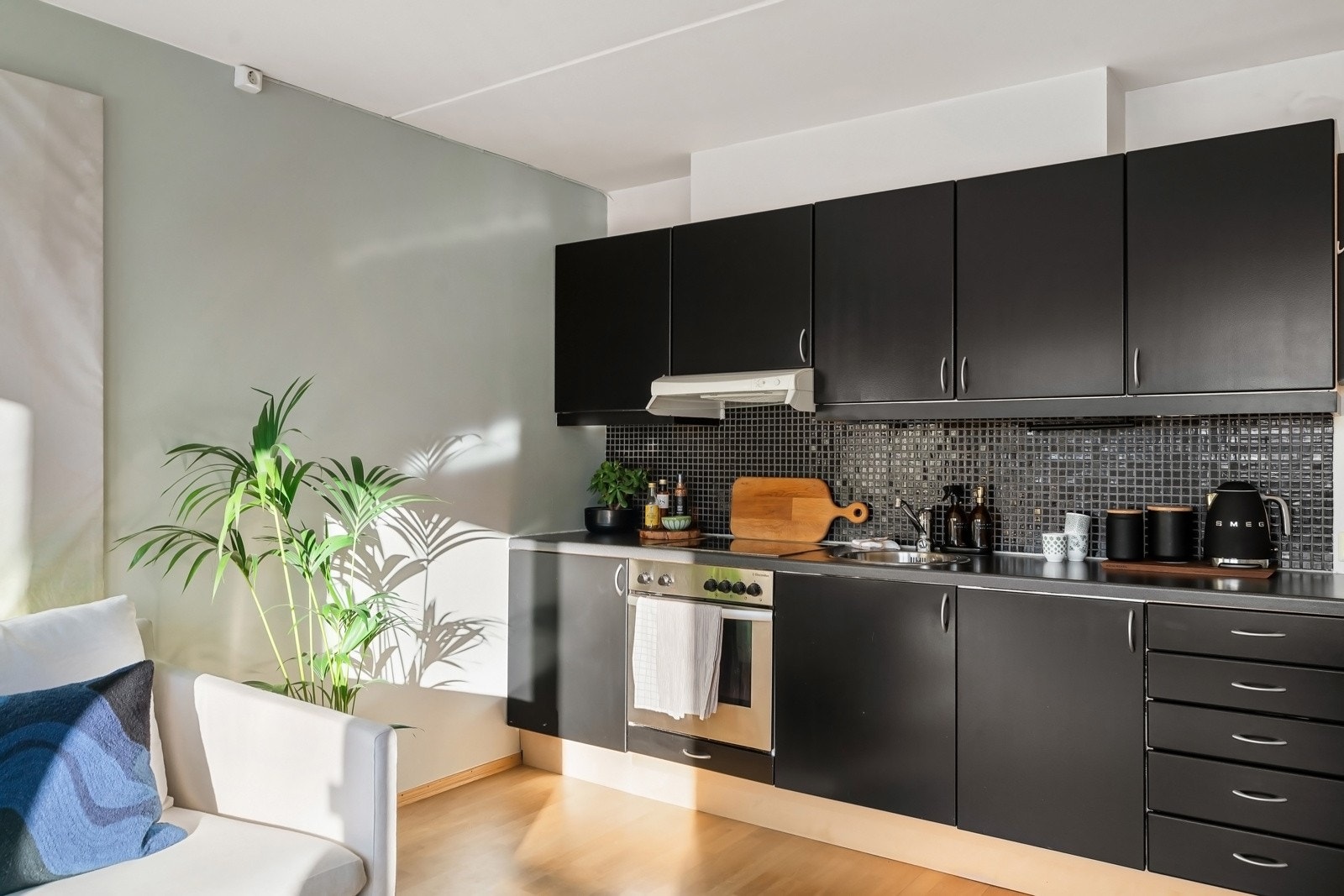 Kjøkkenet har belysning under overskap og integrerte hvitevarer, inkludert platetopp, stekeovn, 40 cm oppvaskmaskin samt kombiskap med kjøl og frys Galleribilde