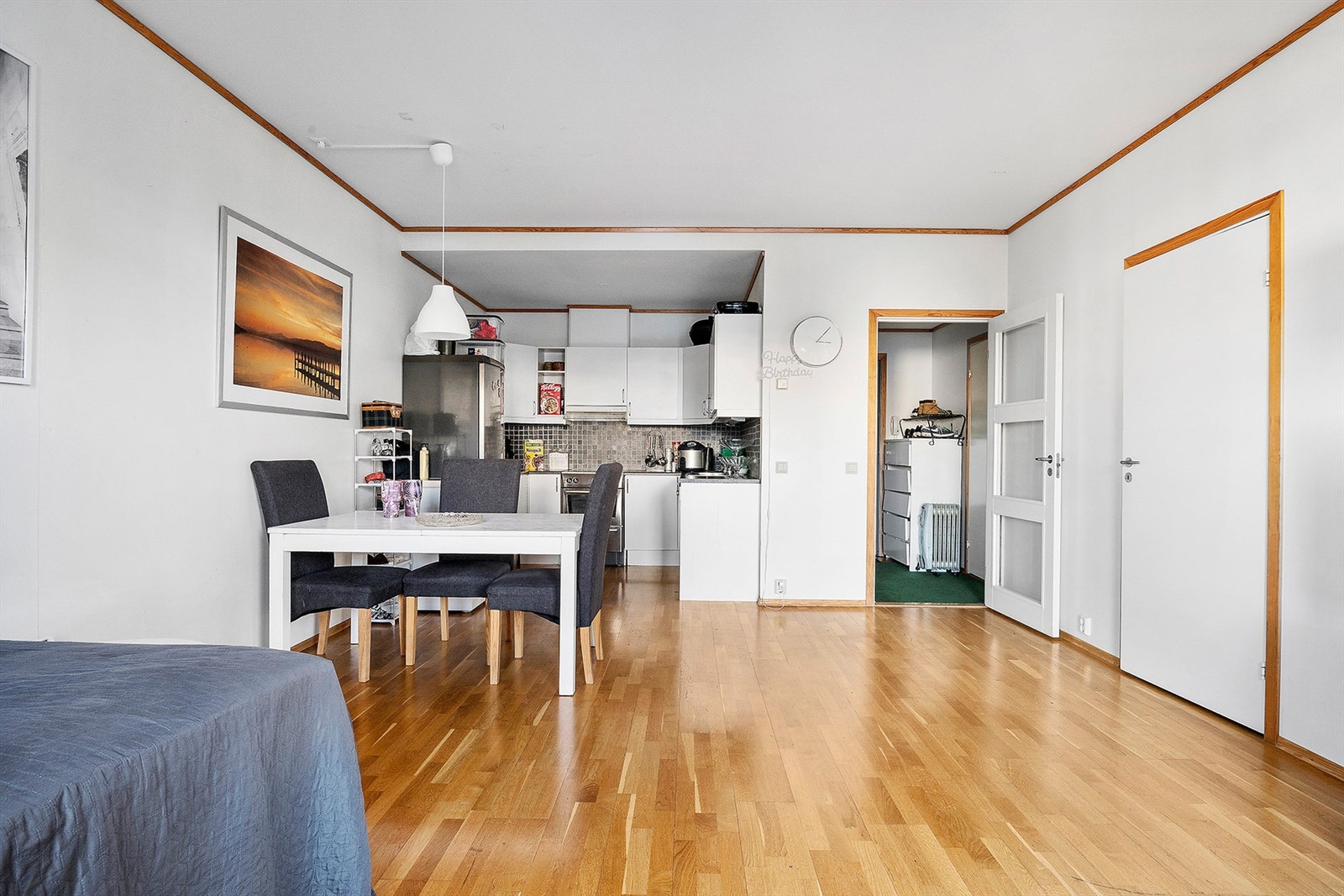 Stue med åpen kjøkkenløsning. Galleribilde
