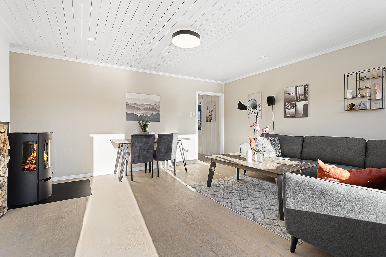 Vedovn fra 2022 og oppgraderte vegg- og gulvflater Galleribilde